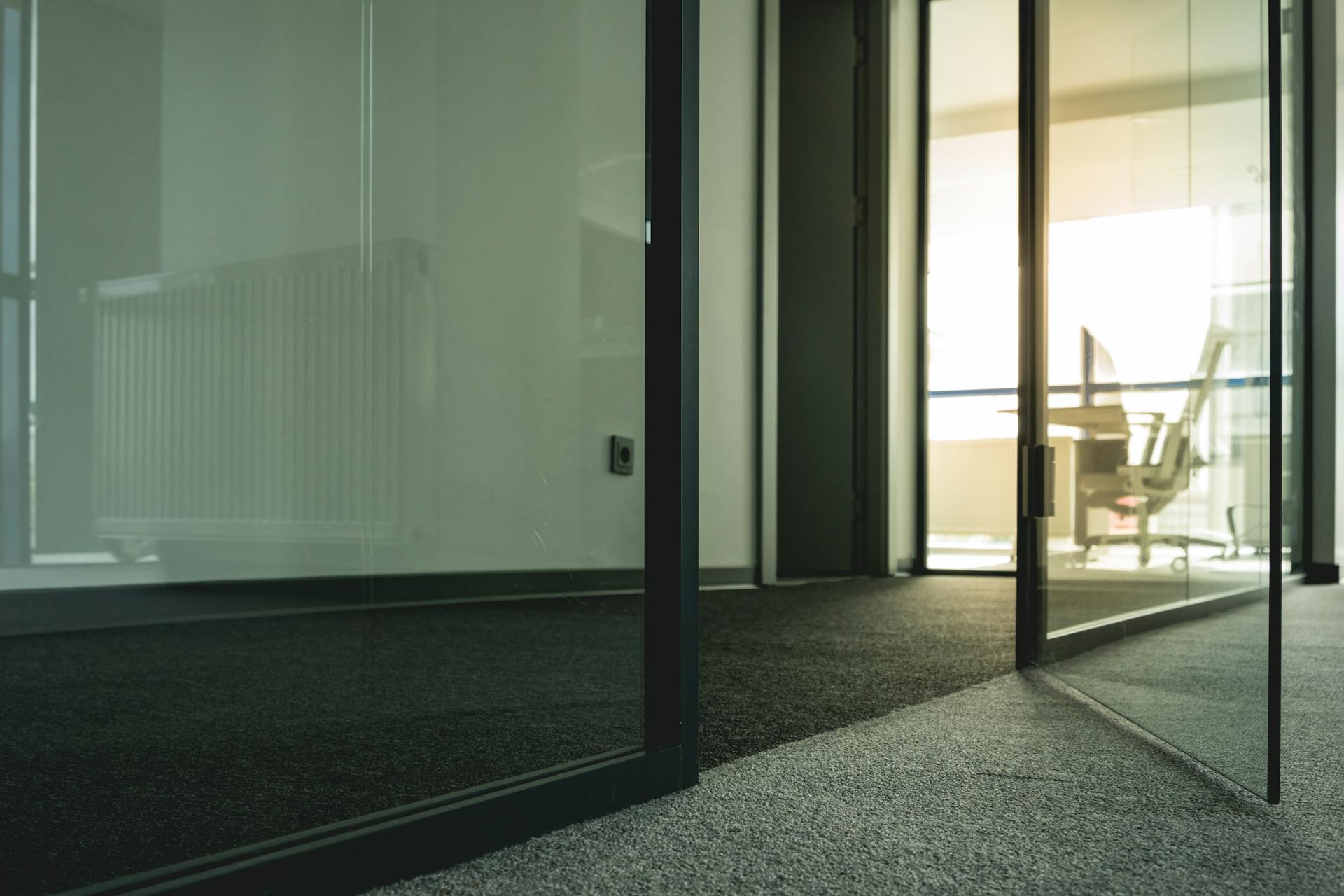 Portes en verre dans un bureau | Source : Pexels