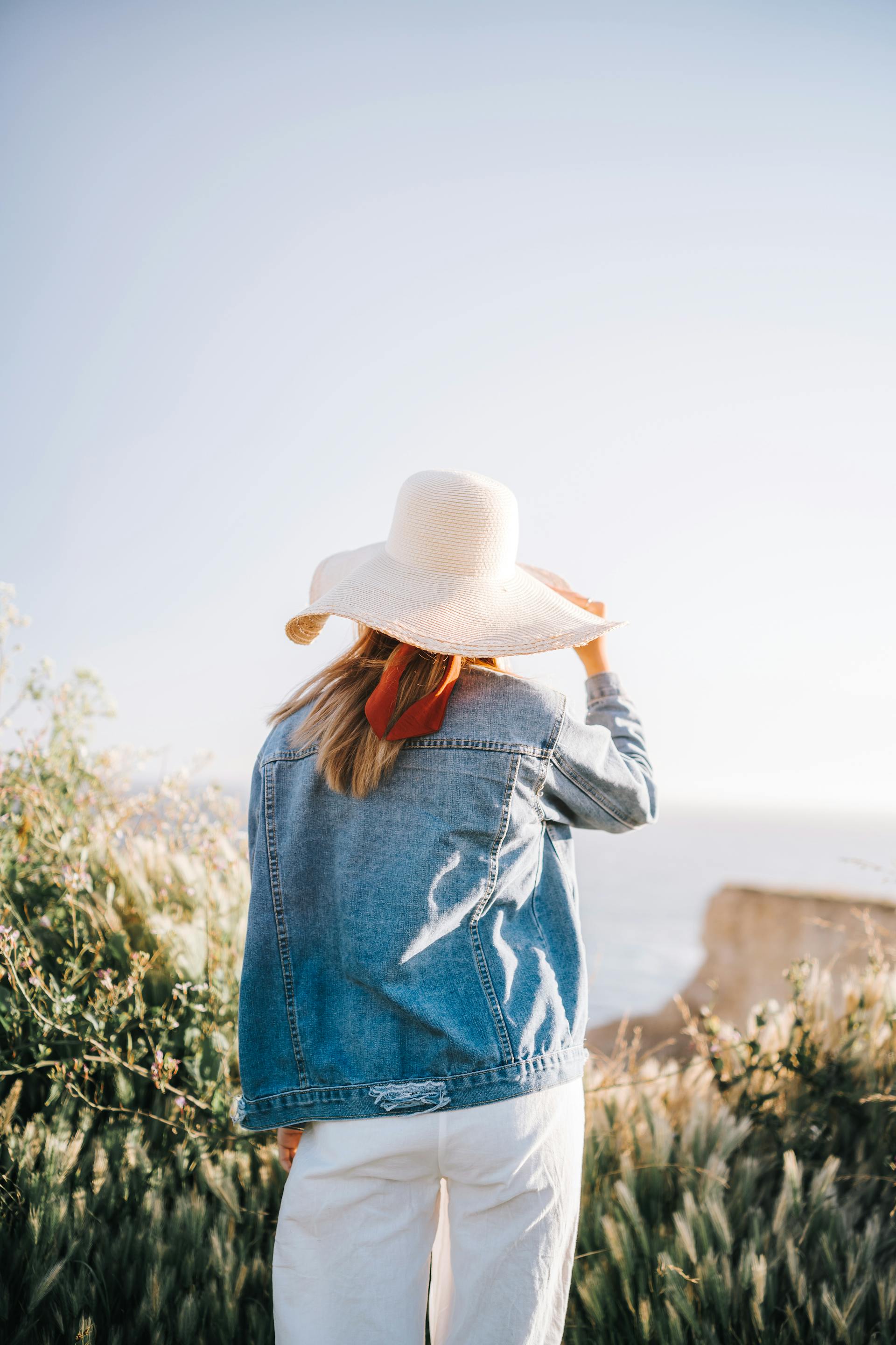 Une femme debout à l'extérieur | Source : Pexels