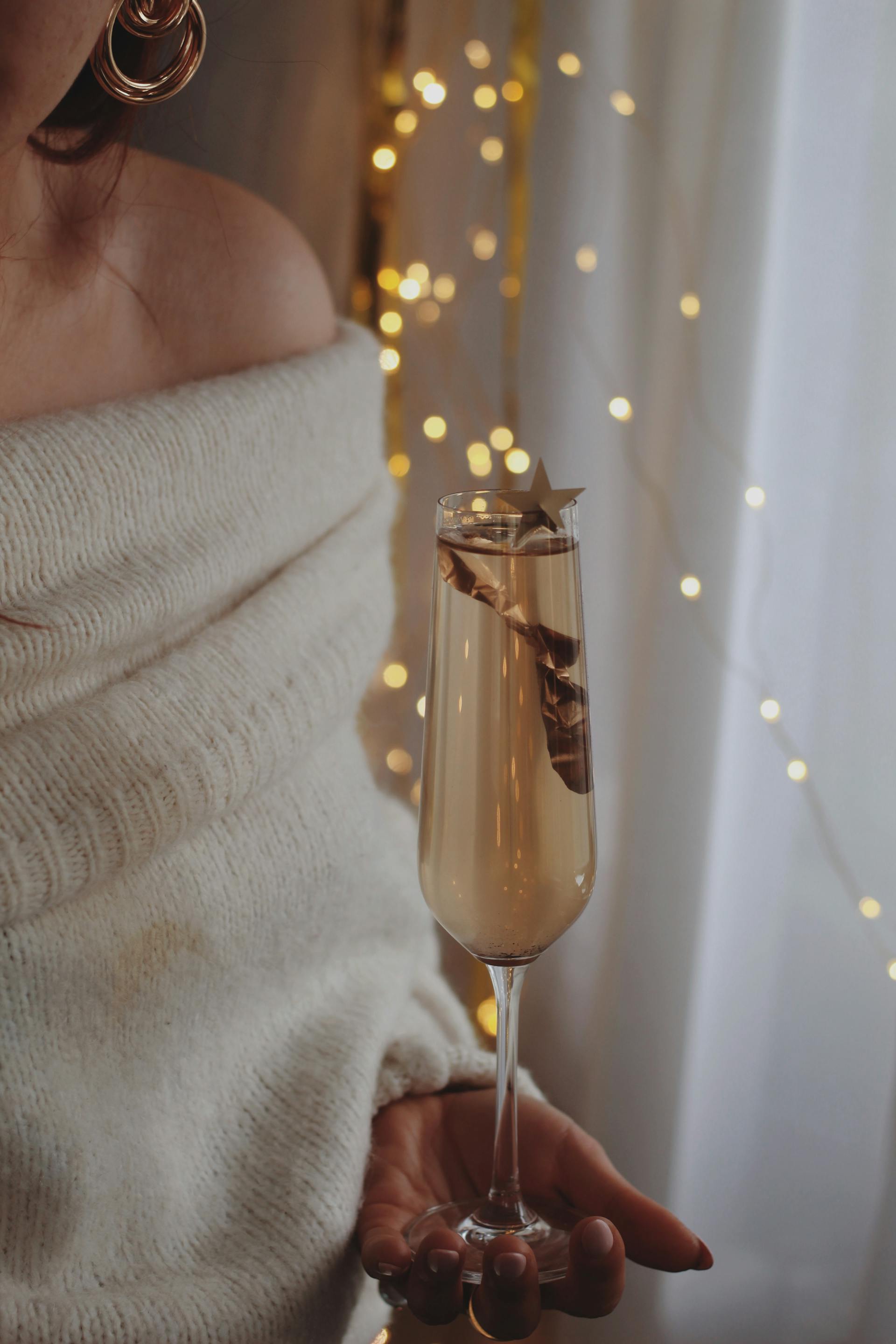 Une femme tenant une coupe de champagne | Source : Pexels
