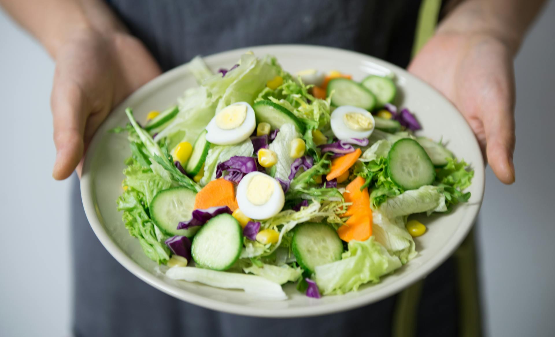 Une personne tenant un bol de salade | Source : Pexels