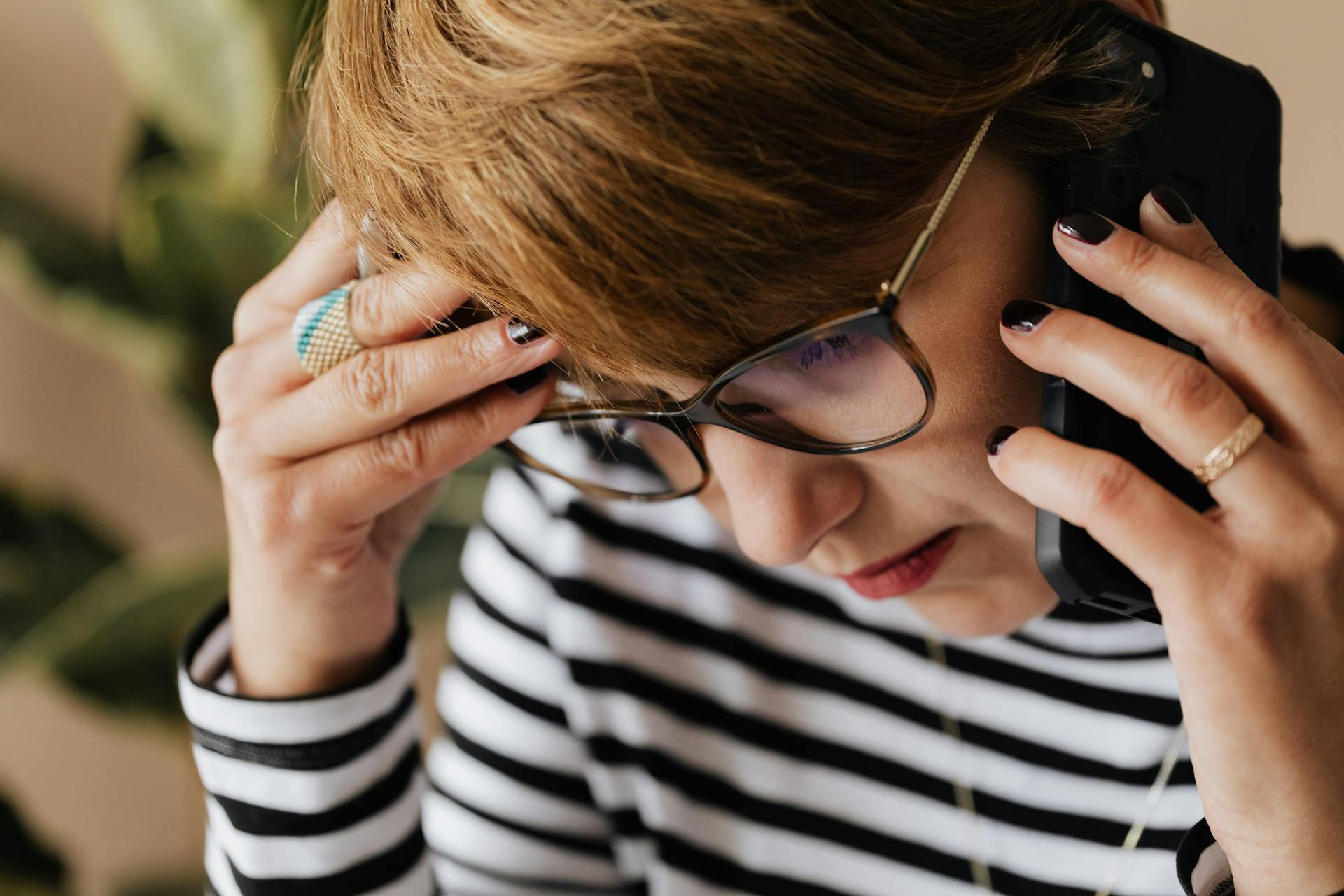 Une femme qui passe un appel téléphonique | Source : Pexels