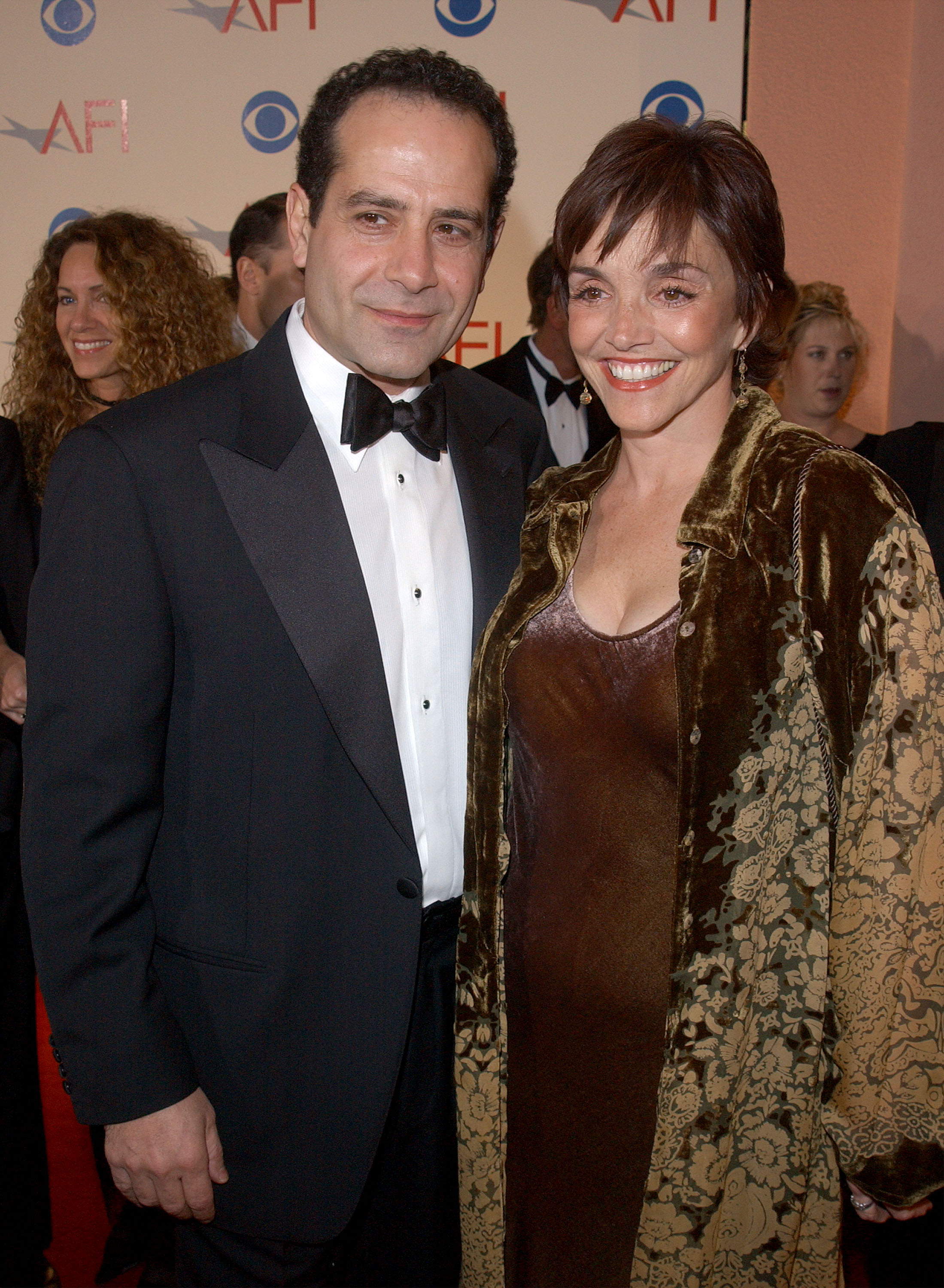 Tony Shalhoub et l'actrice lors de la remise des AFI Awards 2001 de l'American Film Institute à l'hôtel Beverly Hills le 5 janvier 2002. |Source : Getty Images