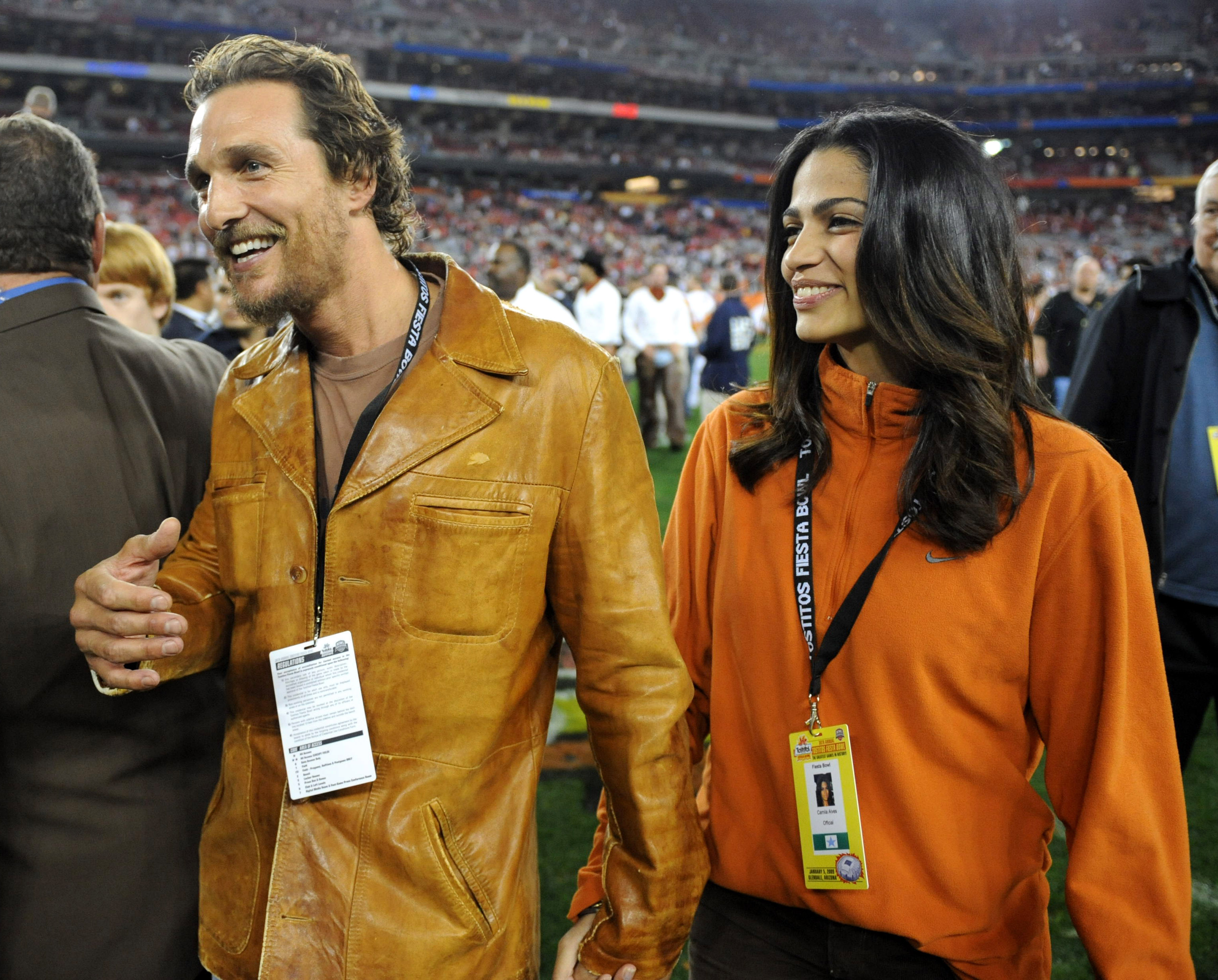 Matthew McConaughey et Camila Alves lors du Fiesta Bowl opposant les Ohio State Buckeyes aux Texas Longhorns, le 4 janvier 2006 | Source : Getty Images