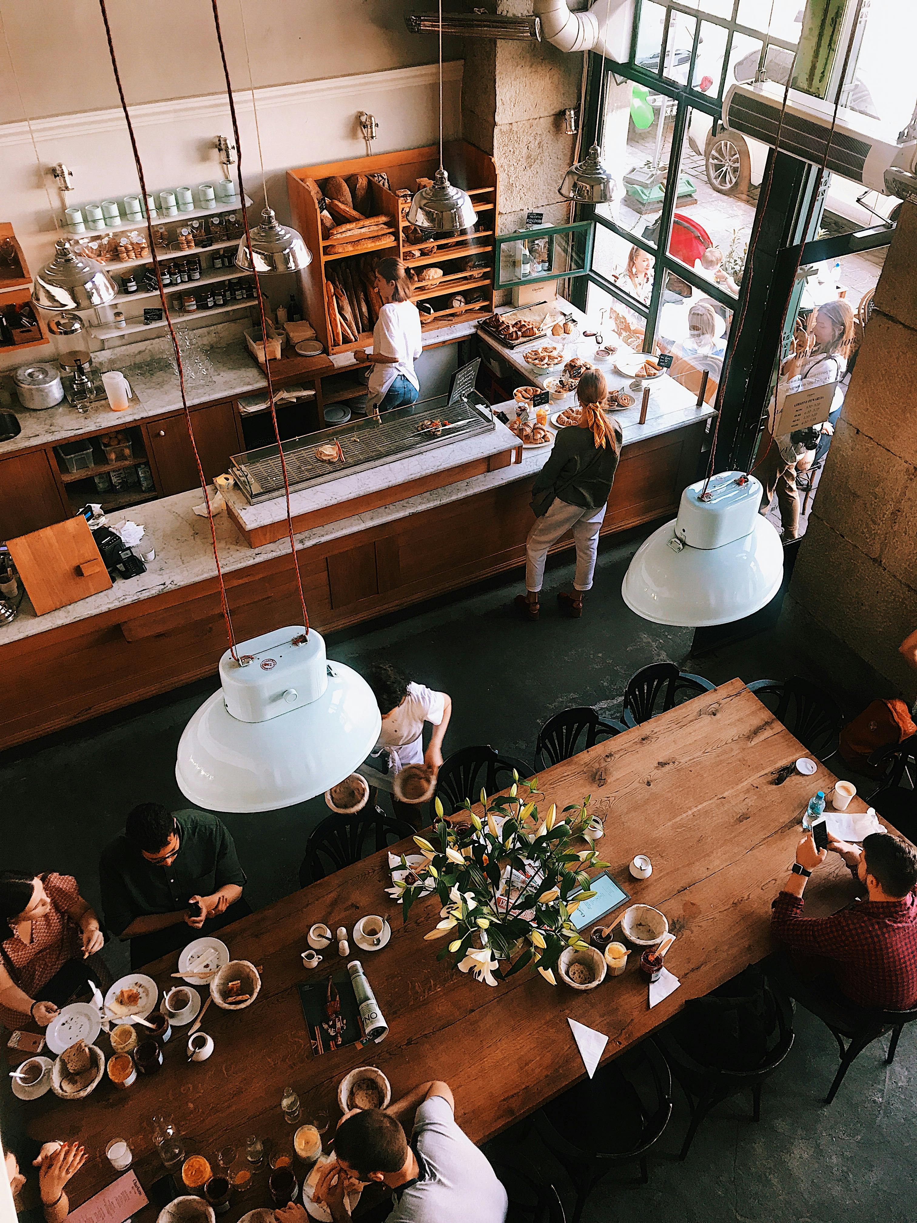 Une table commune dans un café | Source : Pexels
