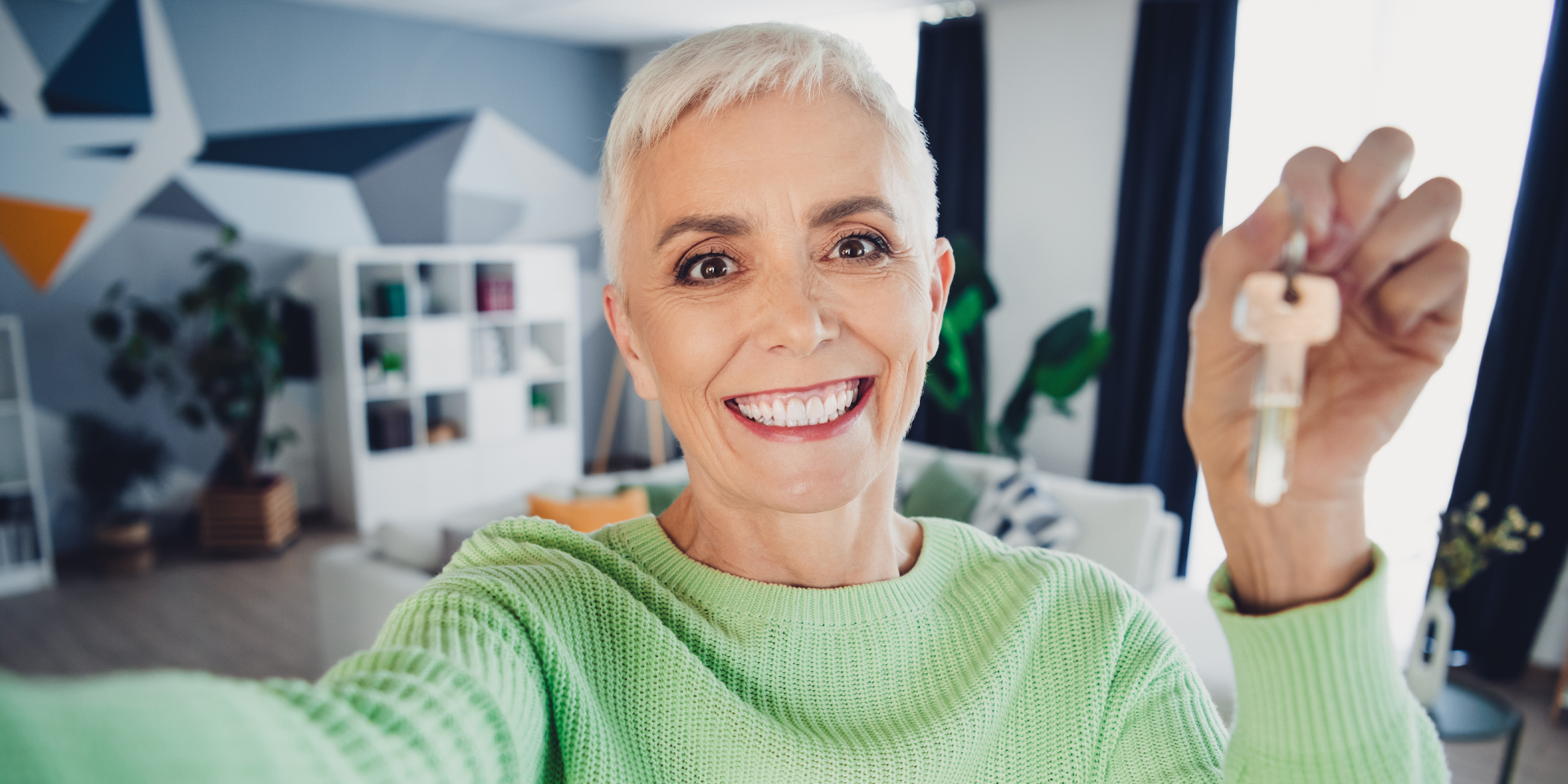 Une femme tenant une clé | Source : Shutterstock