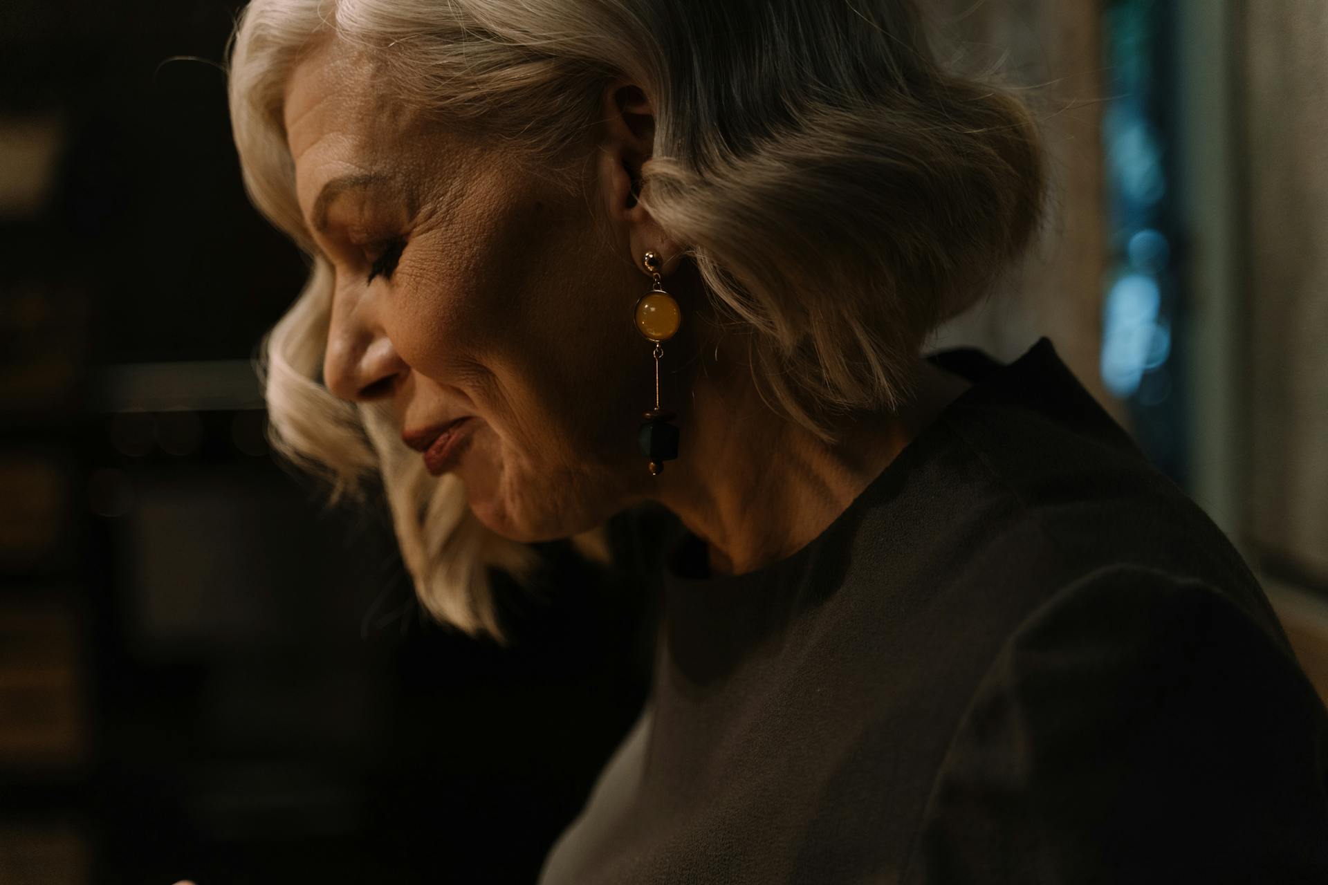 Vue de profil d'une femme souriante | Source : Pexels