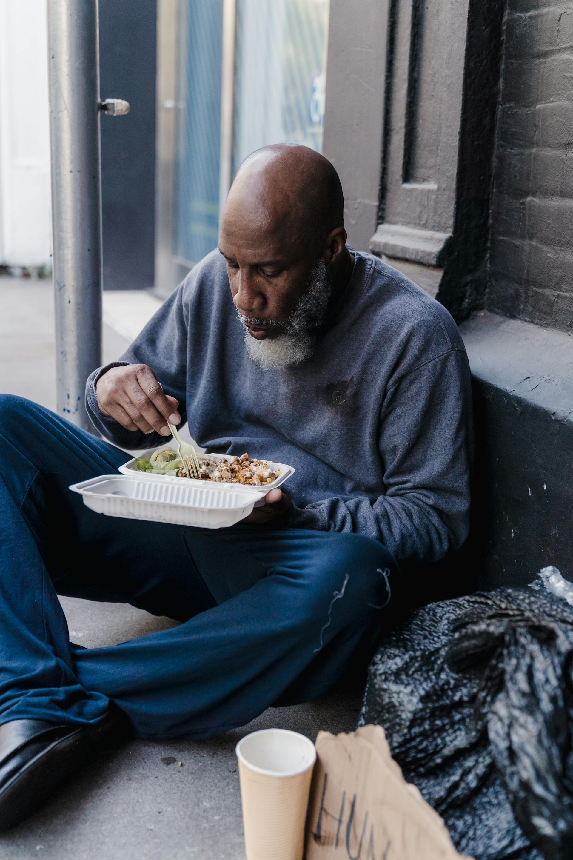 Un sans-abri mangeant son repas | Source : Pexels