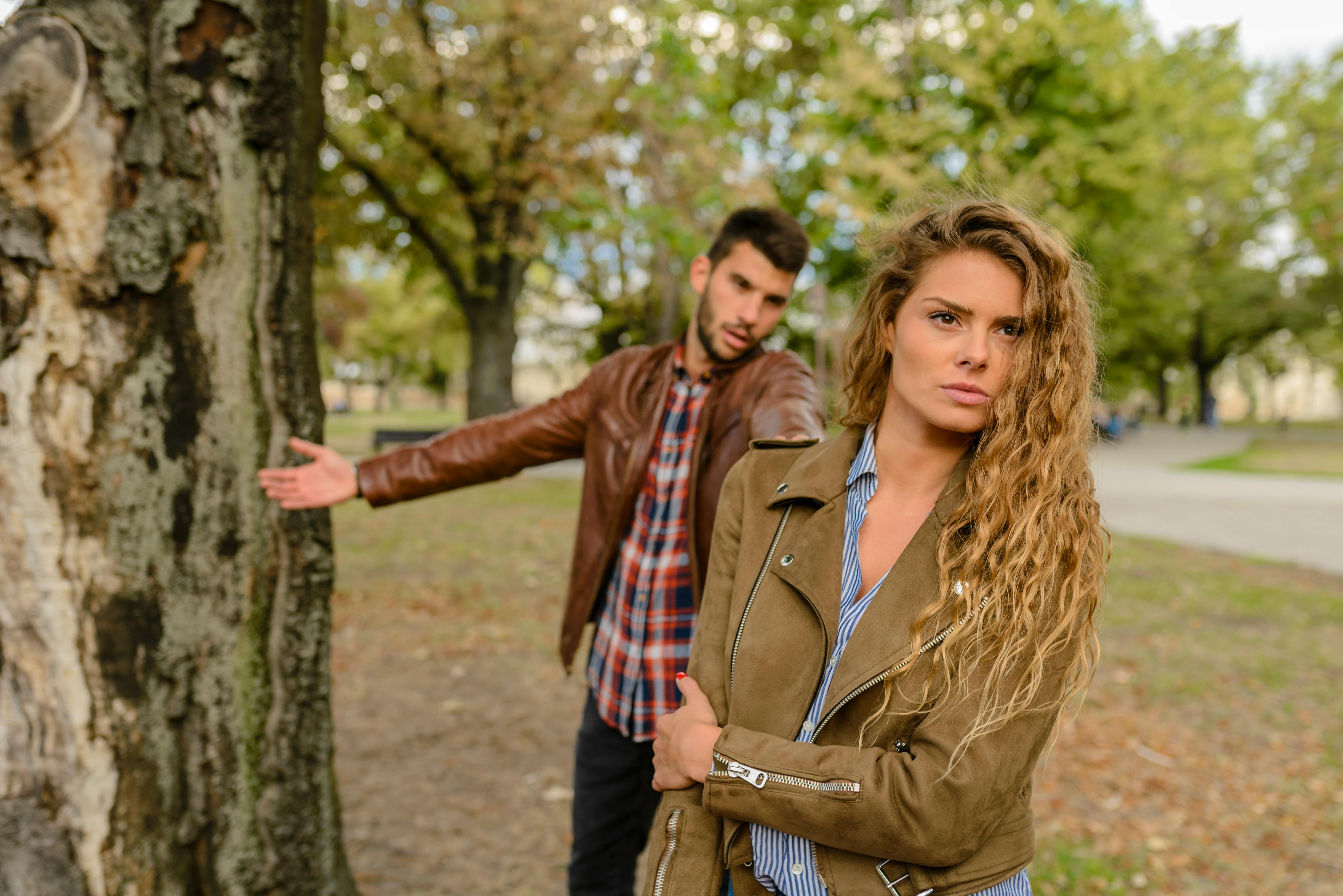 Une femme s'éloignant d'un homme qui lui parle | Source : Pexels