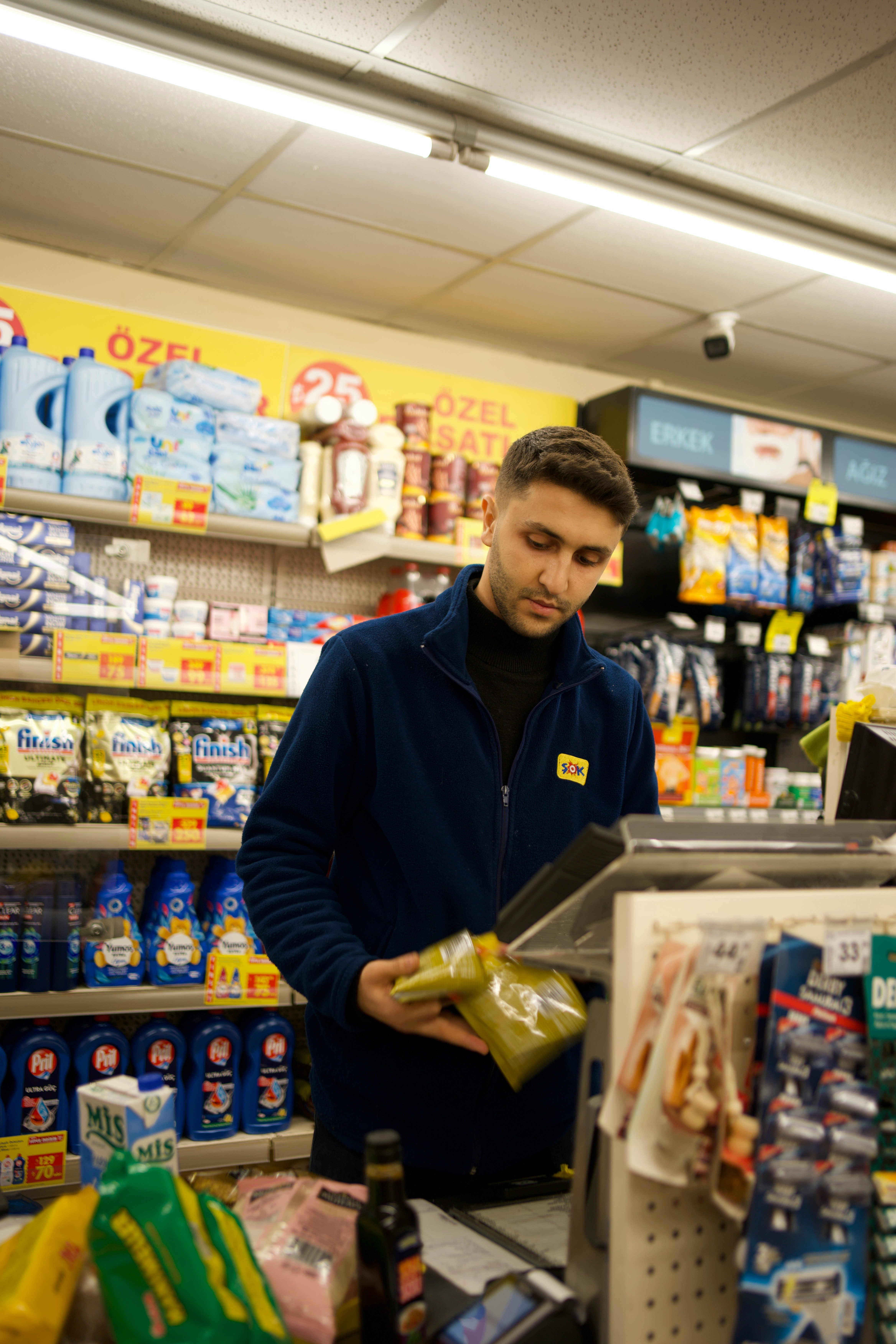 Un homme vérifiant les articles dans une épicerie | Source : Unsplash
