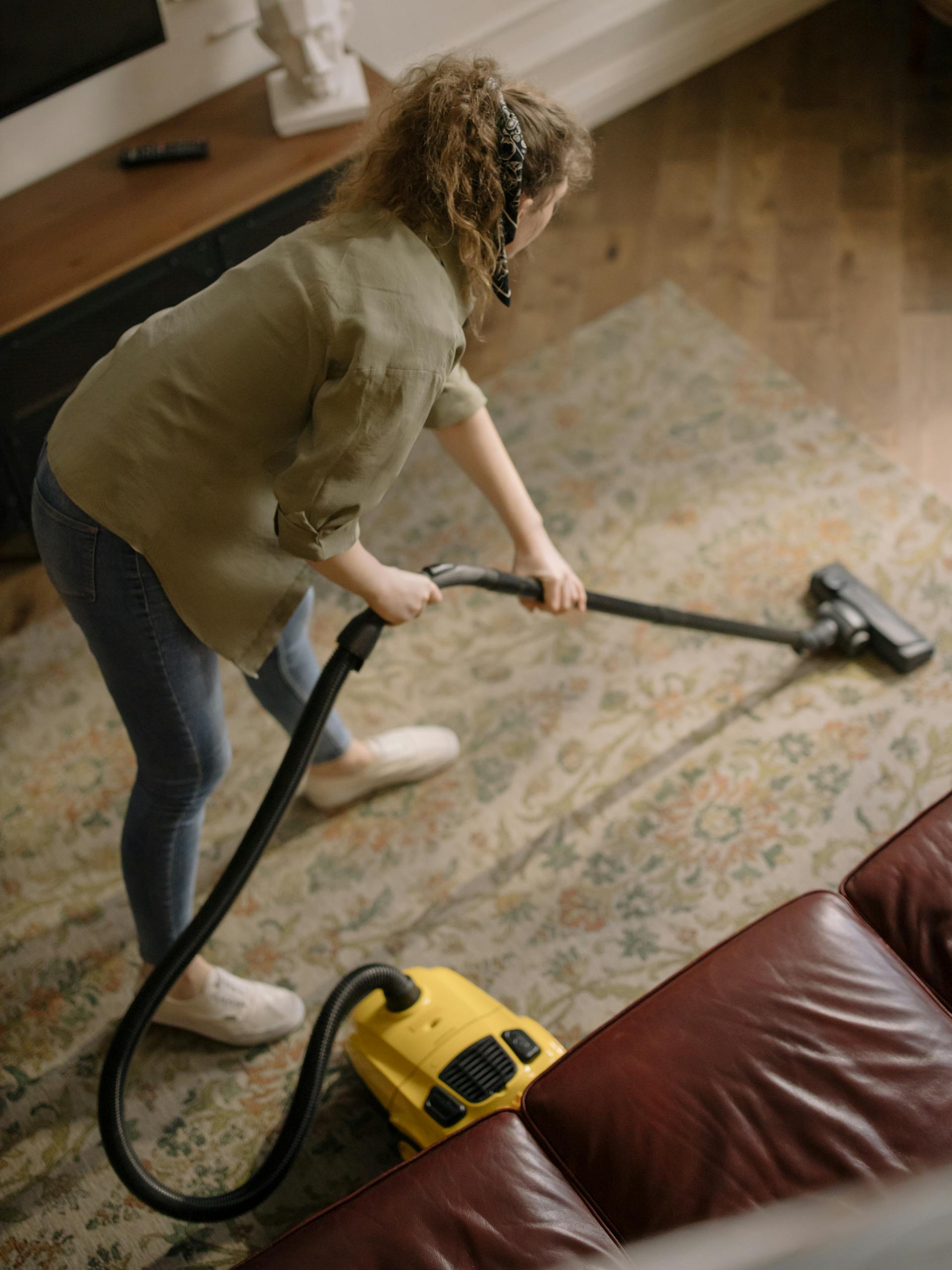 Une femme utilisant un aspirateur | Source : Pexels