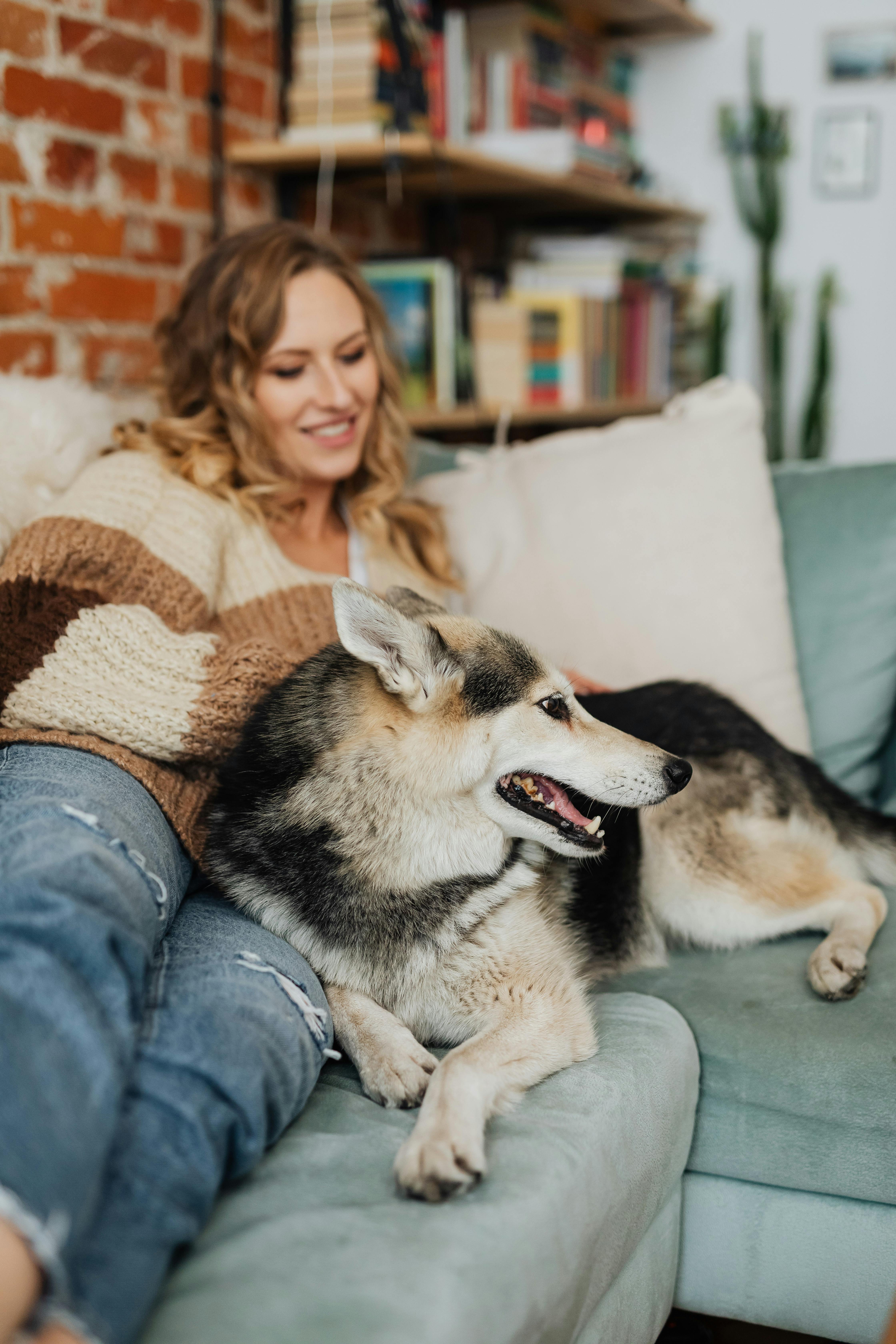 Une femme heureuse avec son chien | Source : Pexels