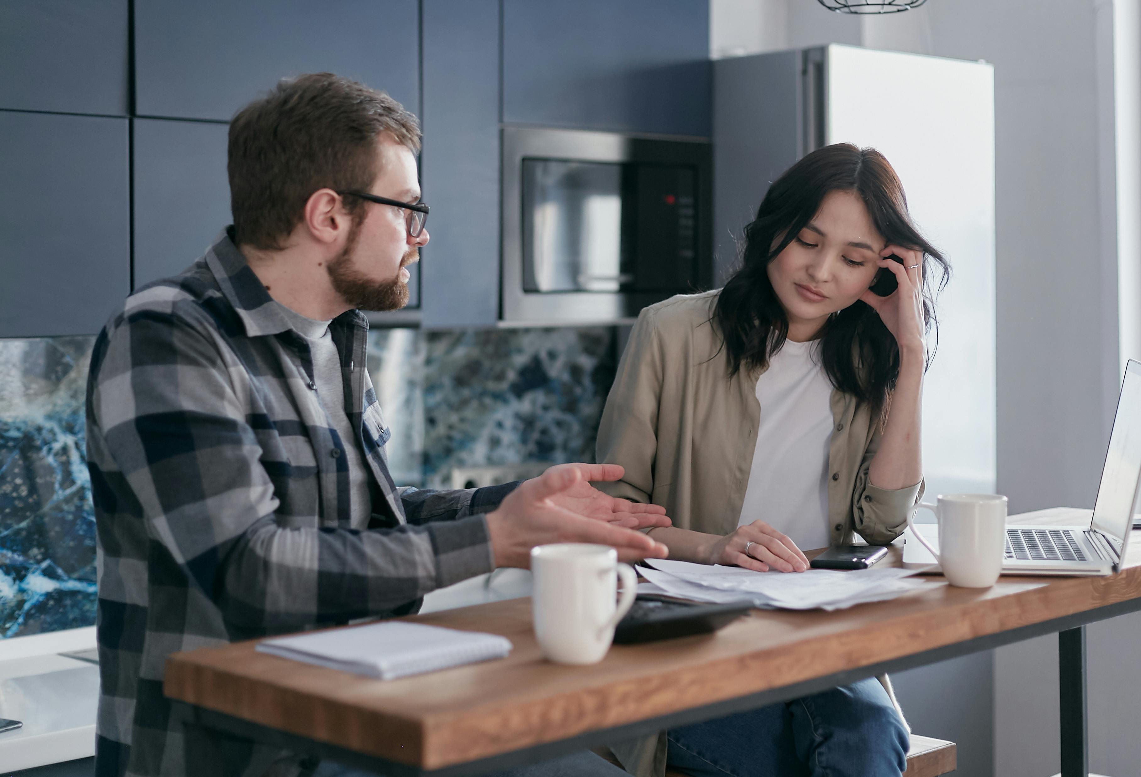 Un homme s'expliquant avec une femme malheureuse | Source : Pexels