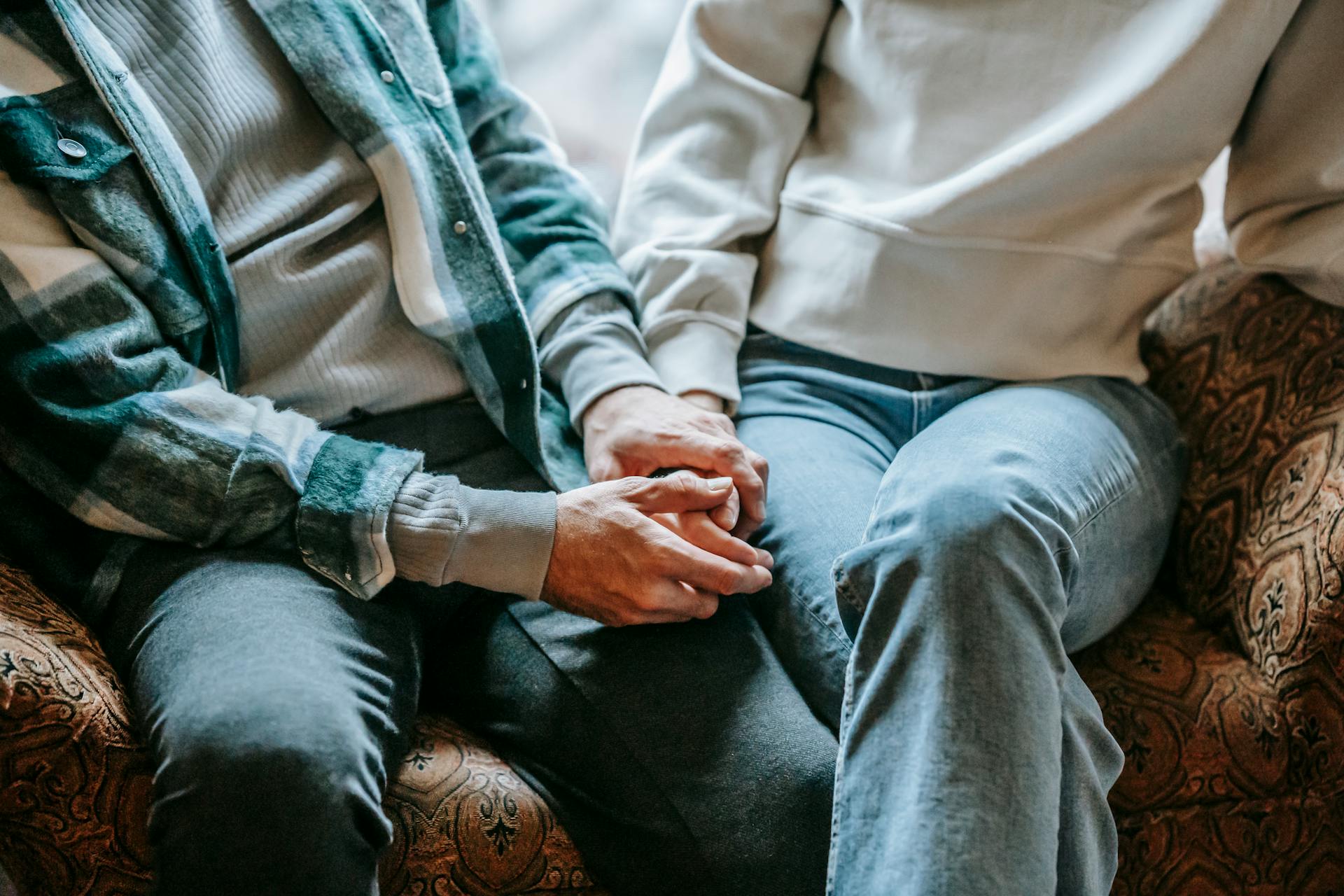 Un couple qui se tient par la main | Source : Pexels