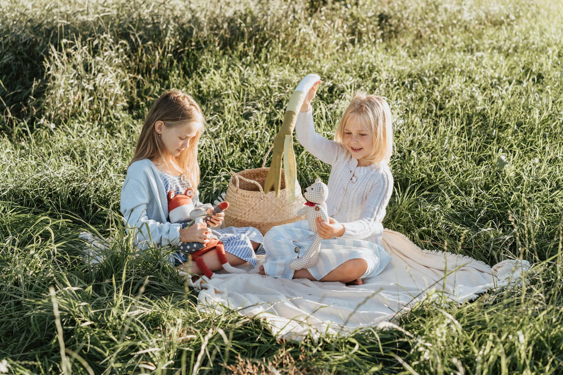 Deux petites filles assises dans un parc | Source : Pexels