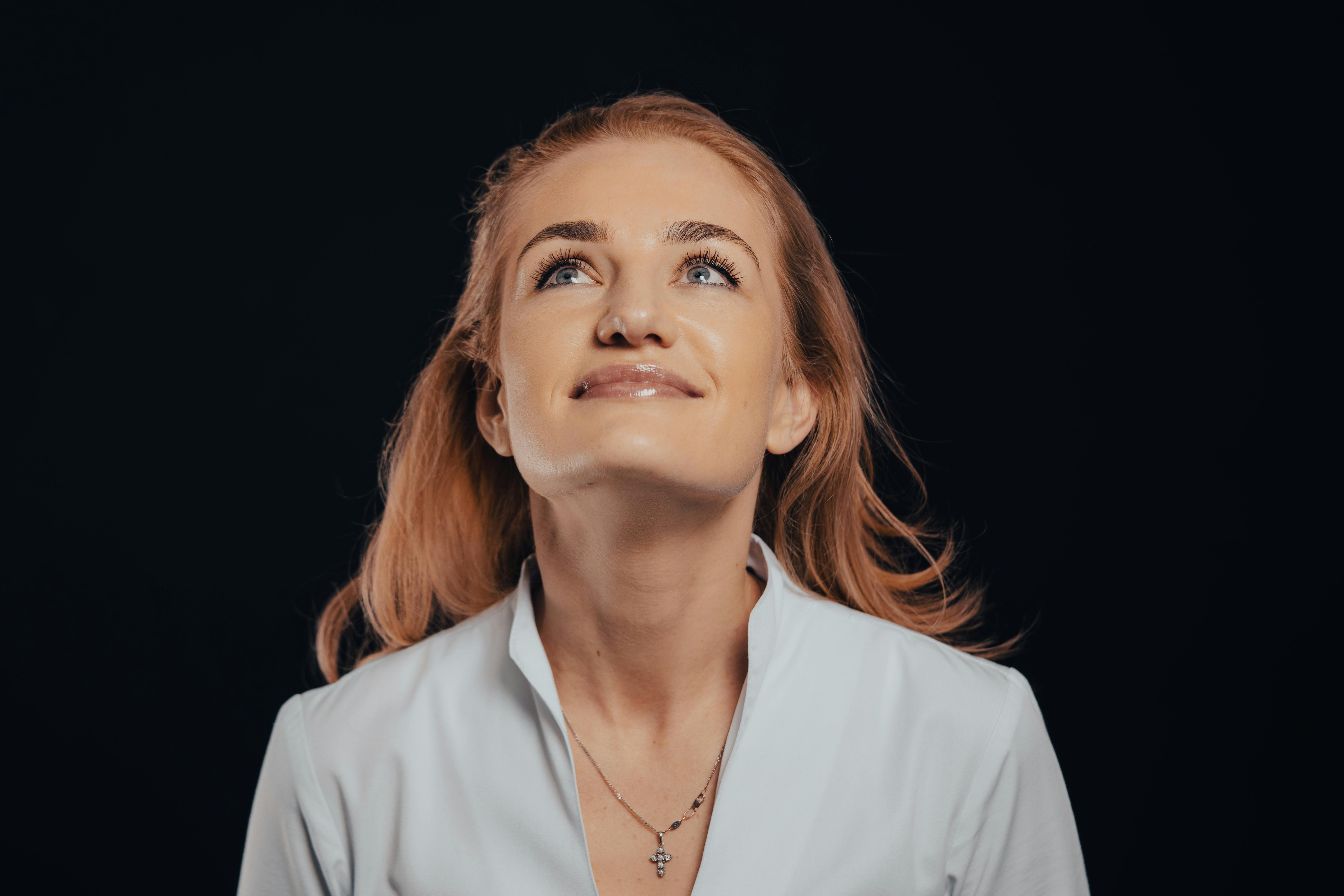 Une femme souriante | Source : Pexels