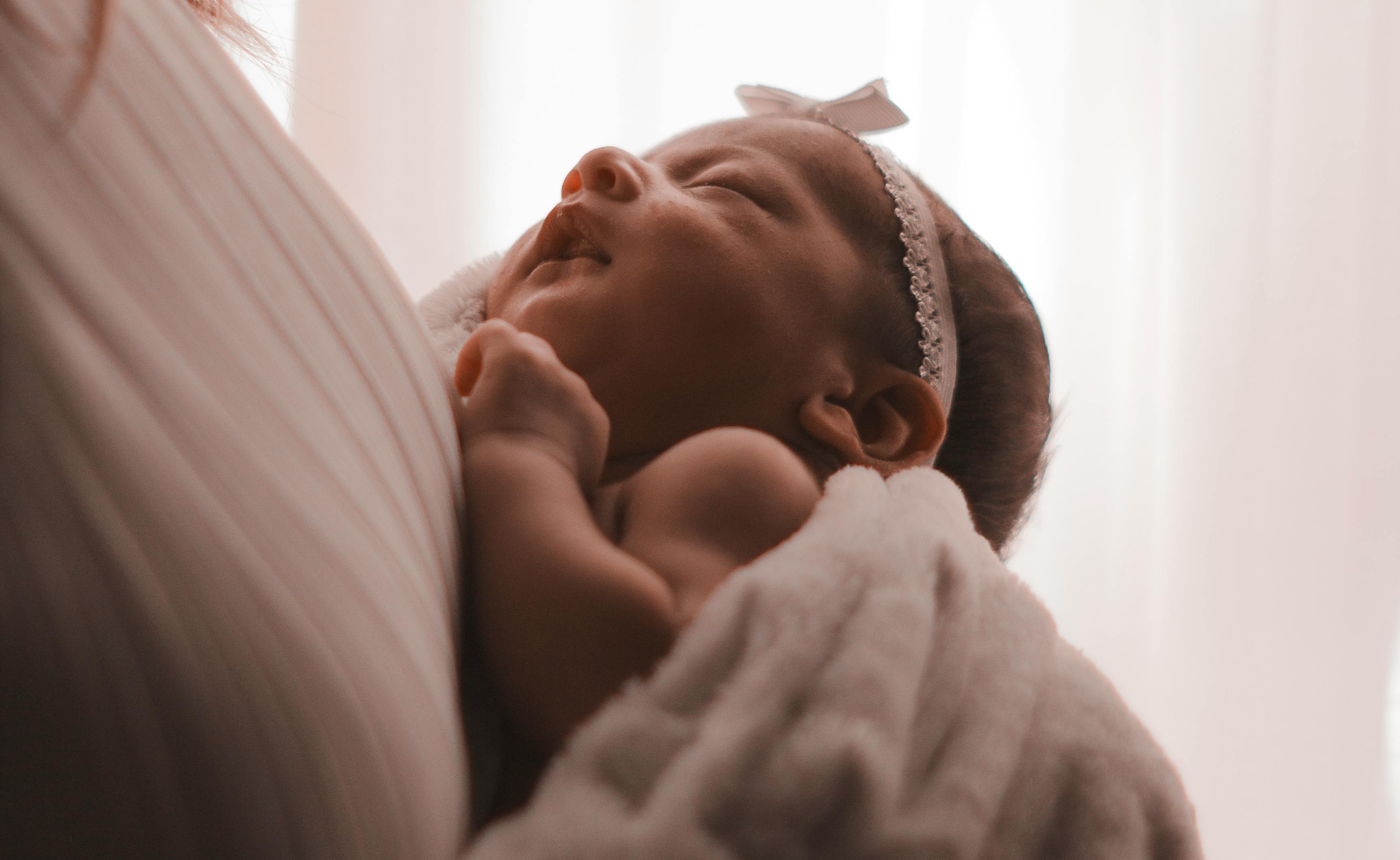 Une mère tenant un nouveau-né | Source : Pexels