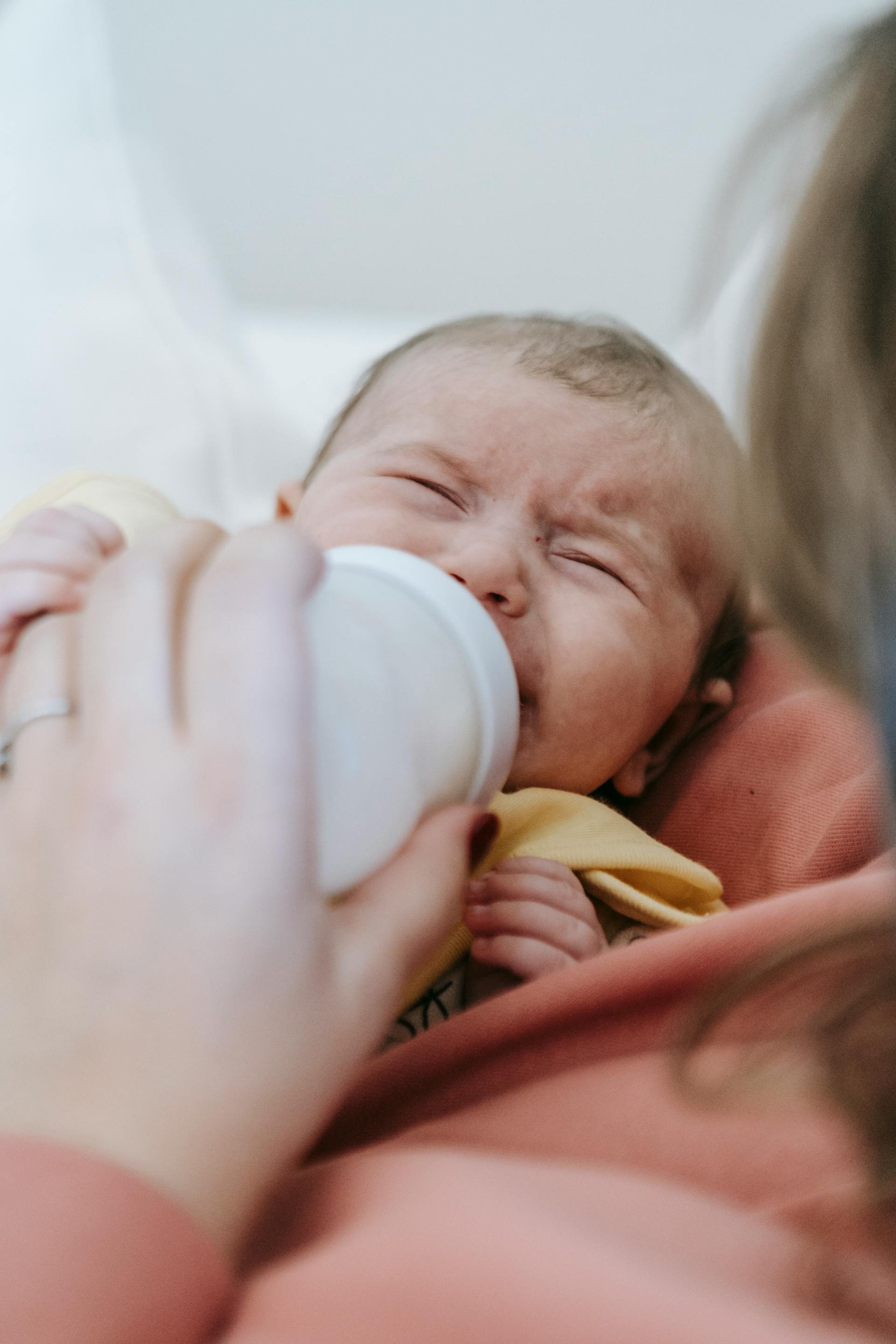 Une femme nourrit un bébé qui pleure | Source : Pexels