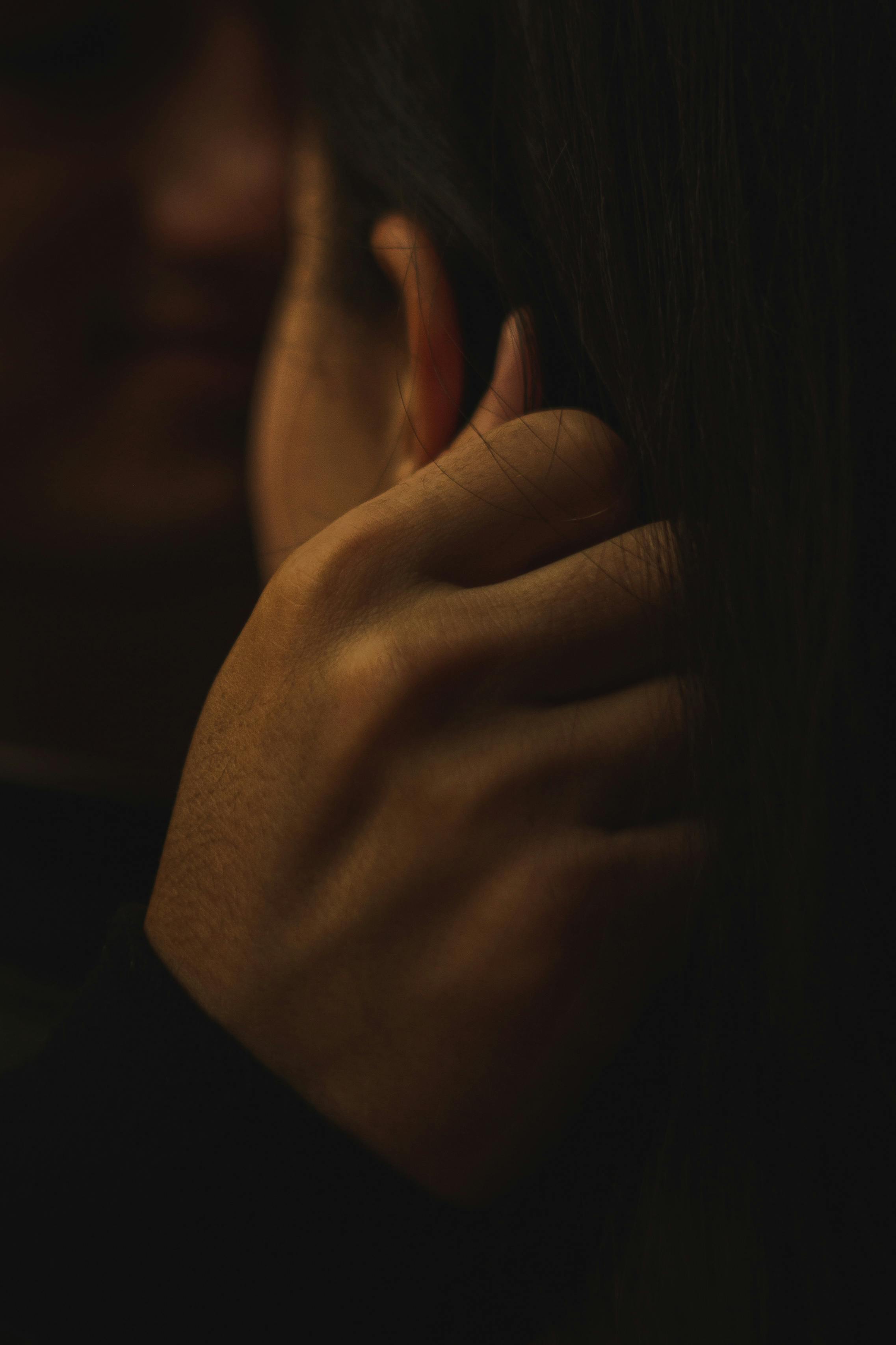 Un homme touche l'oreille d'une femme | Source : Pexels