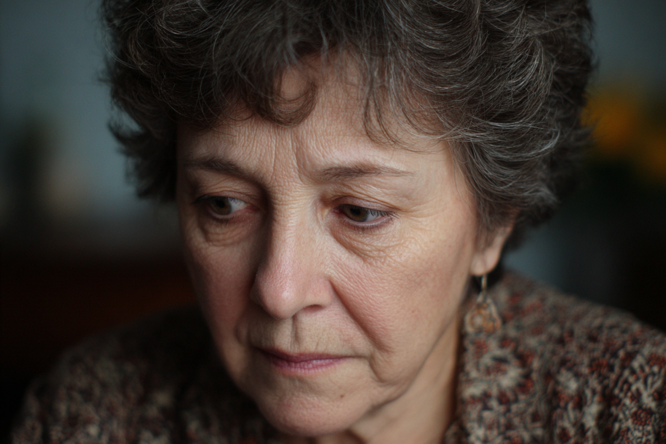 Une femme âgée bouleversée | Source : Midjourney