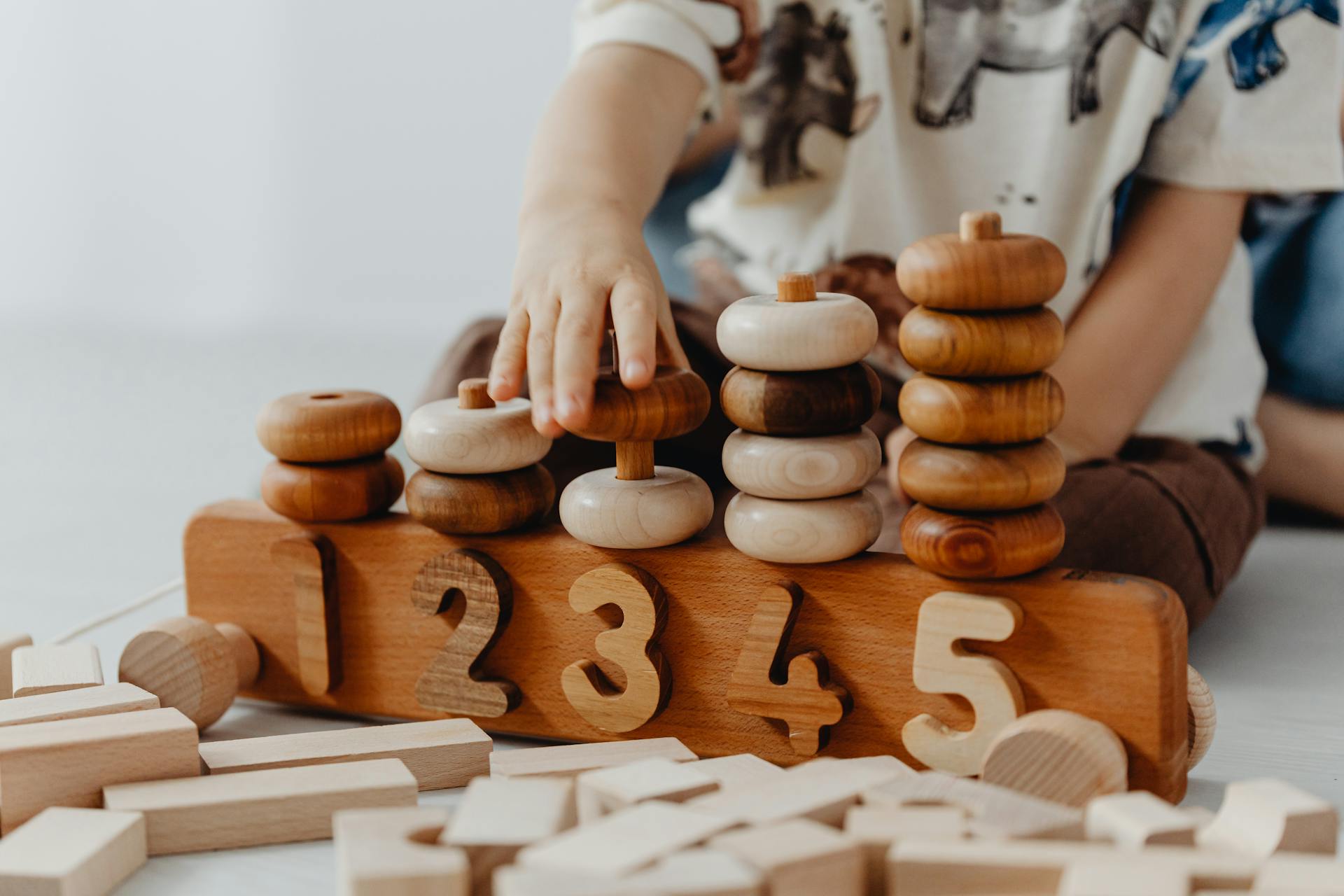 Un bambin qui joue avec des blocs de construction | Source : Pexels