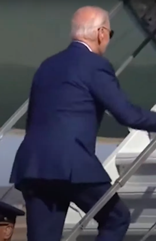 Joe Biden trébuche légèrement en montant les marches d'Air Force One. | Source : YouTube/New York Post
