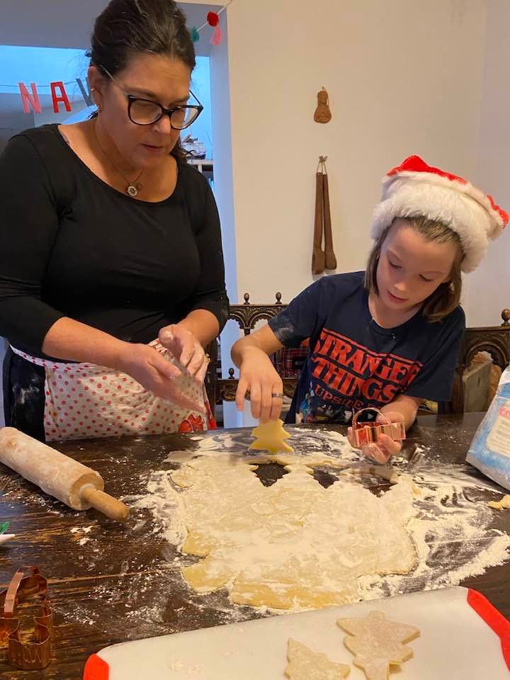 Nancy Guthrie fait de la pâtisserie avec son petit-enfant | Source : Facebook/nancy.guthrie.31