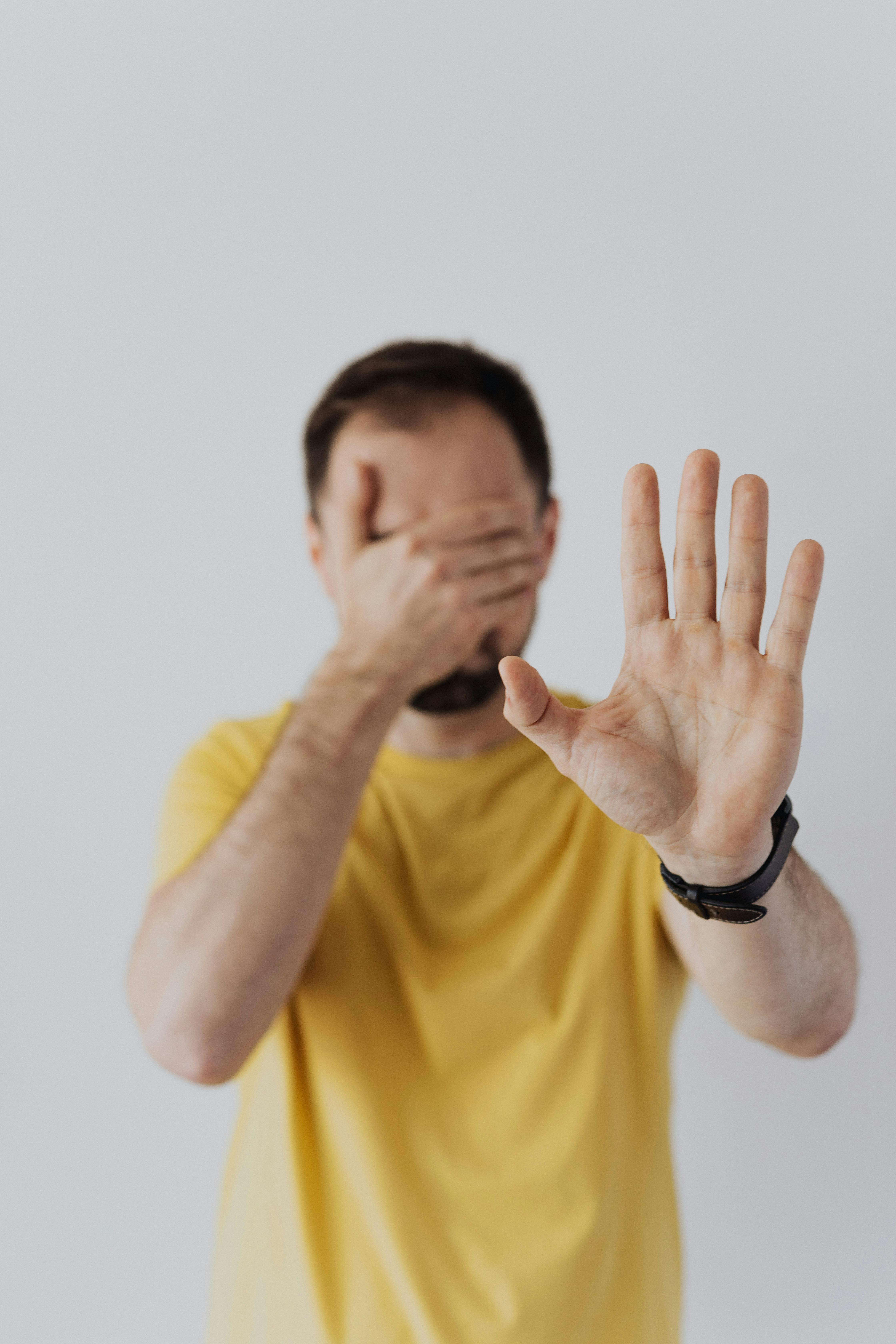 Un homme qui se cache le visage | Source : Pexels