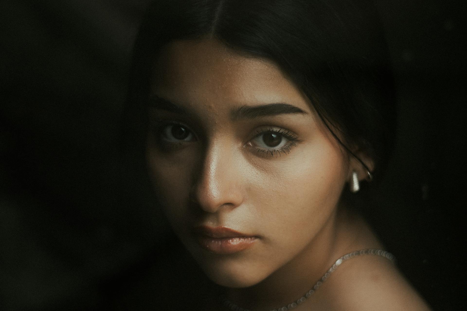 Une femme qui regarde droit devant elle | Source : Pexels
