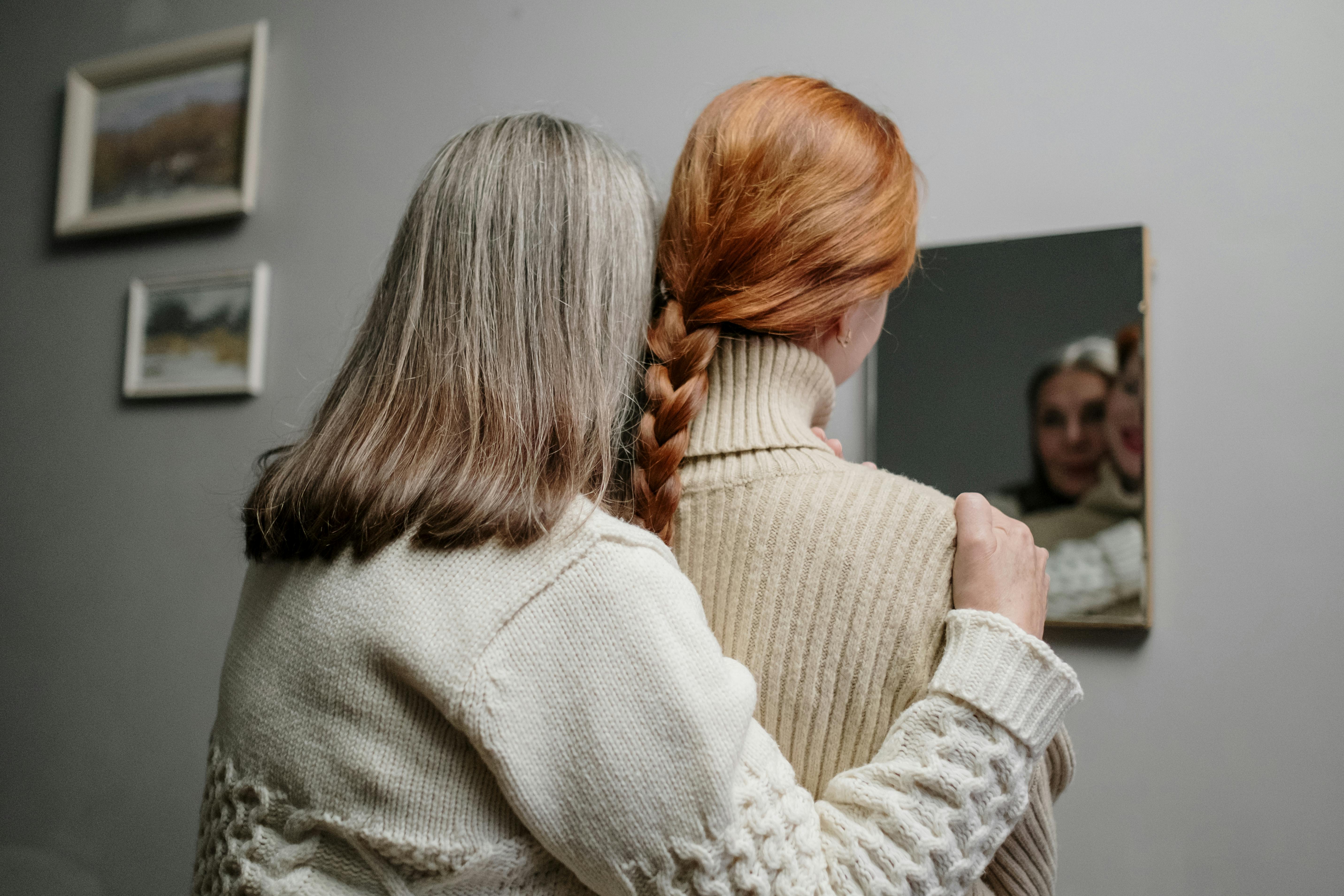 Une mère et sa fille se serrent dans les bras | Source : Pexels