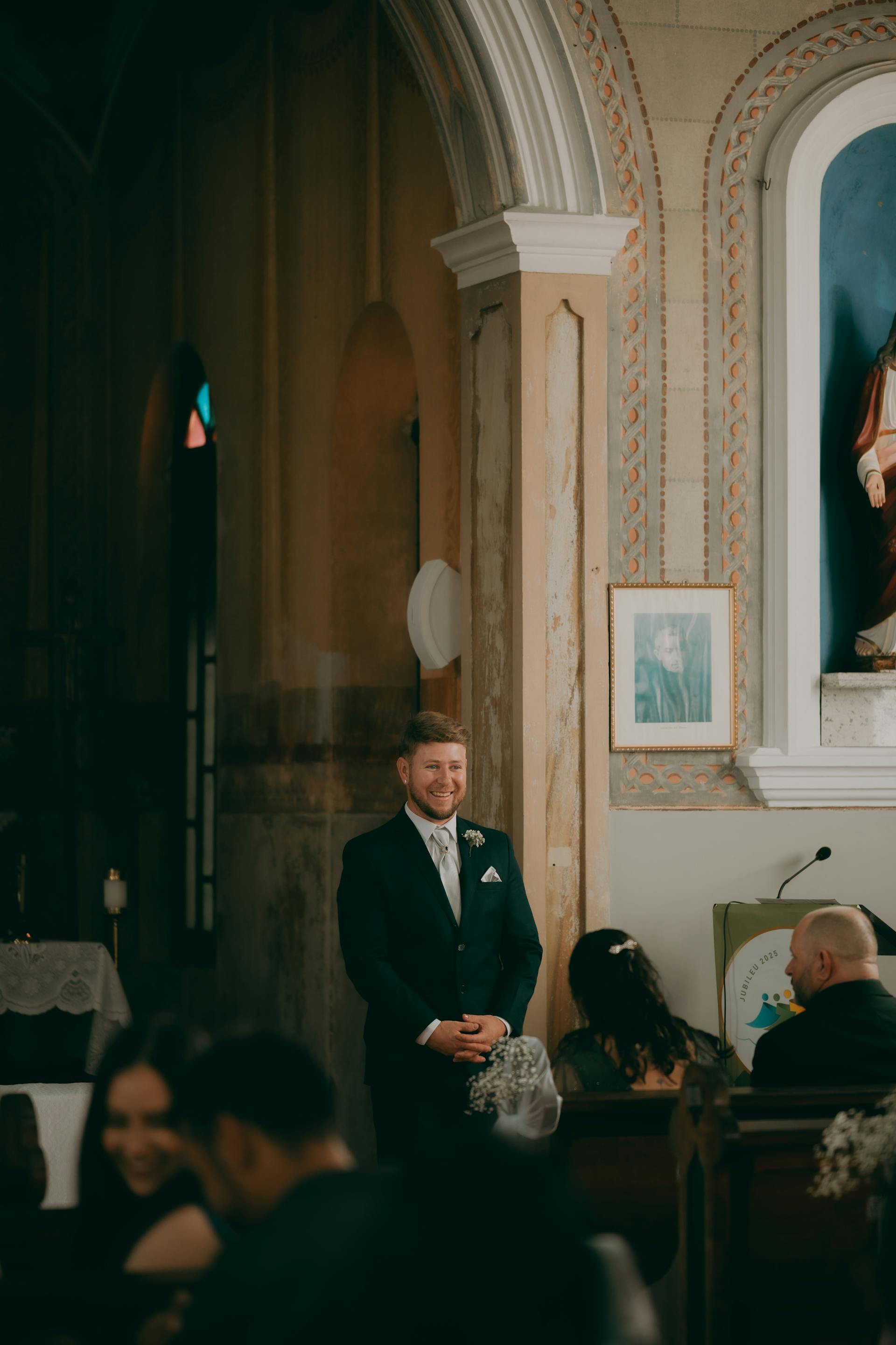 Un marié attendant la mariée devant l'autel | Source : Pexels