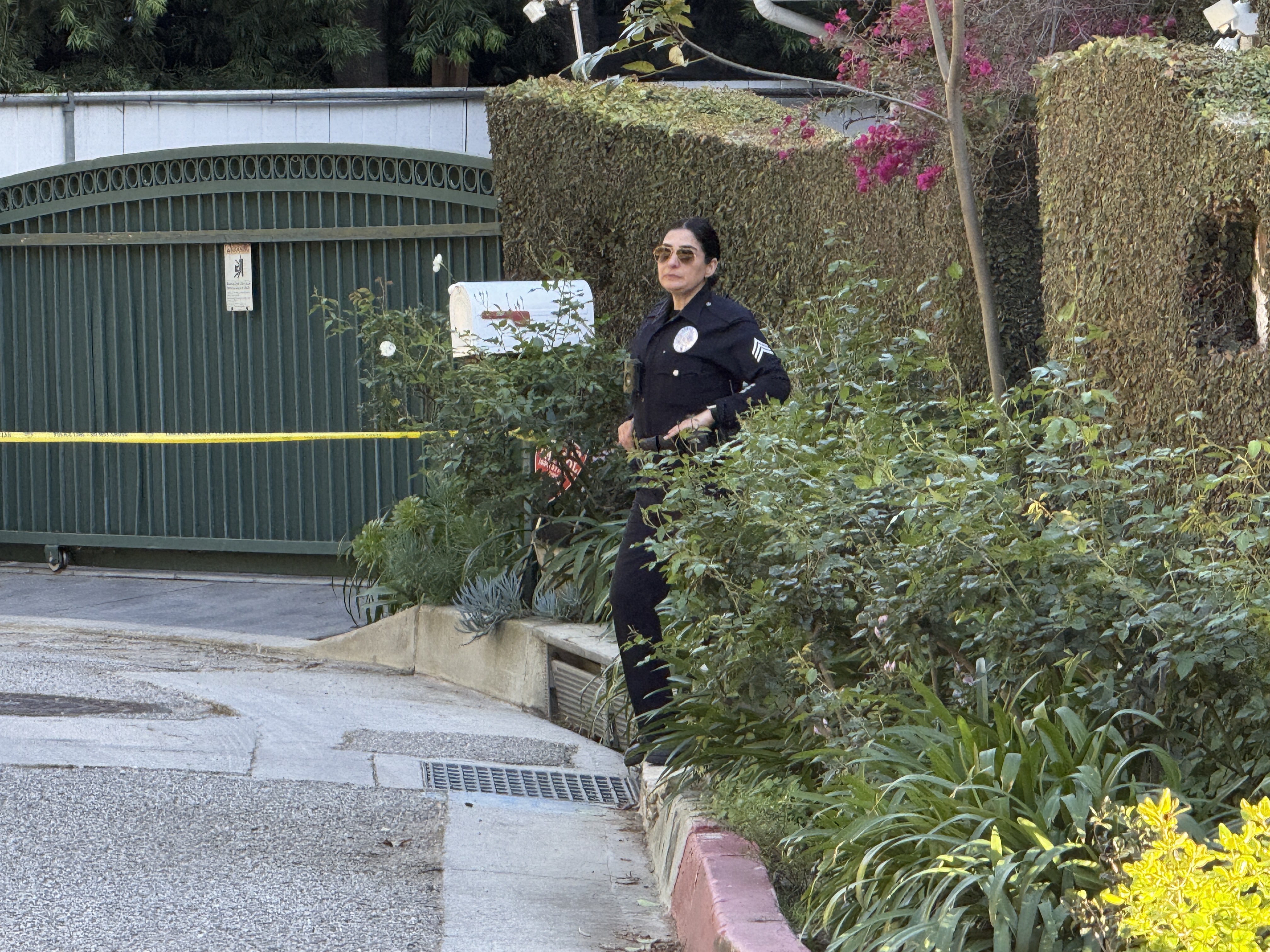 Une policière aperçue devant le domicile de Rihanna après un signalement de coups de feu le 8 mars 2026 à Beverly Hills, en Californie | Source : Getty Images