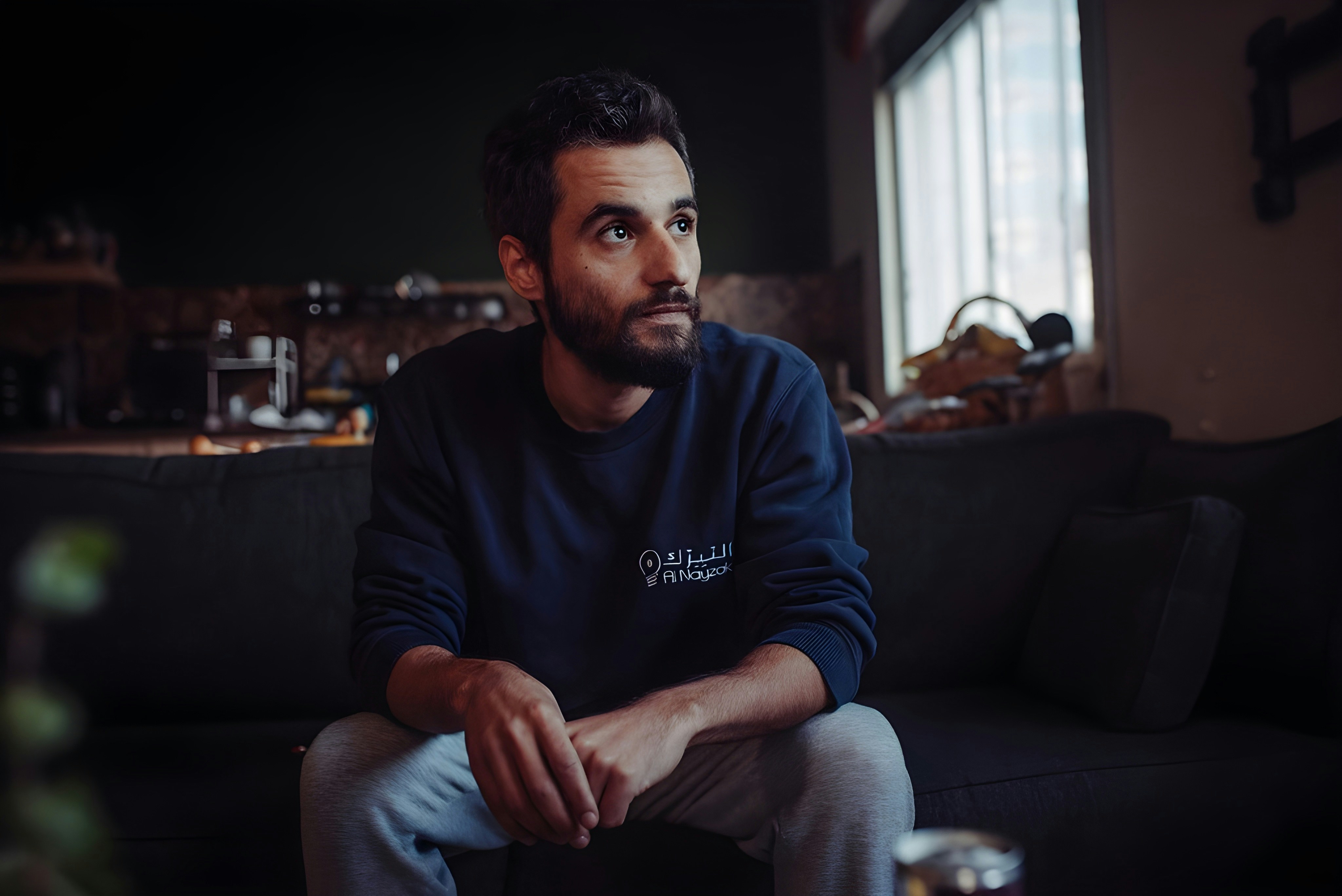Un homme assis sur un canapé | Source : Unsplash