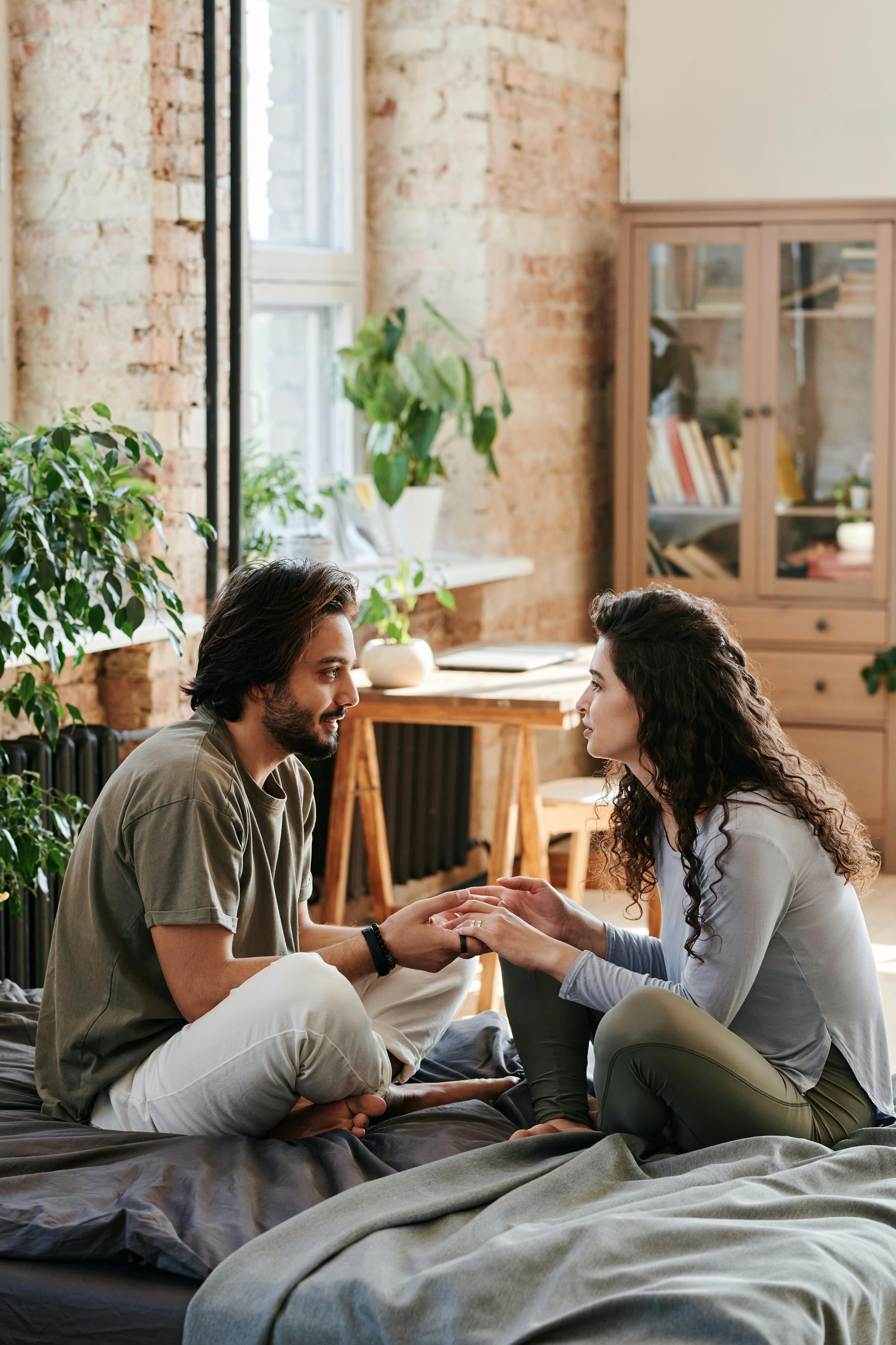 Un couple qui se tient la main en parlant | Source : Pexels