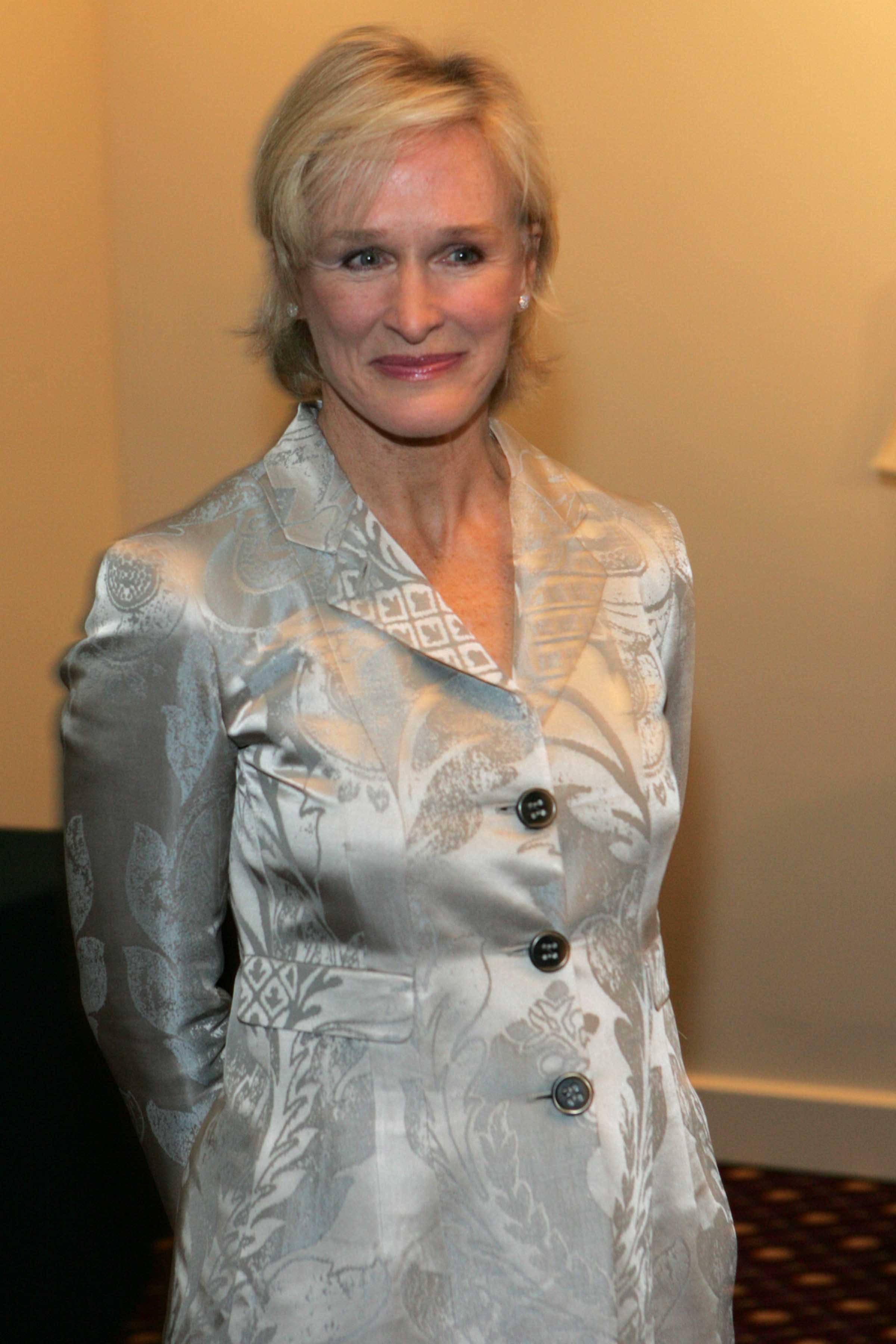 Glenn Close assiste à une cérémonie de remise de prix à New York, se tenant debout devant un décor intérieur sobre dans une pose sereine | Source : Getty Images