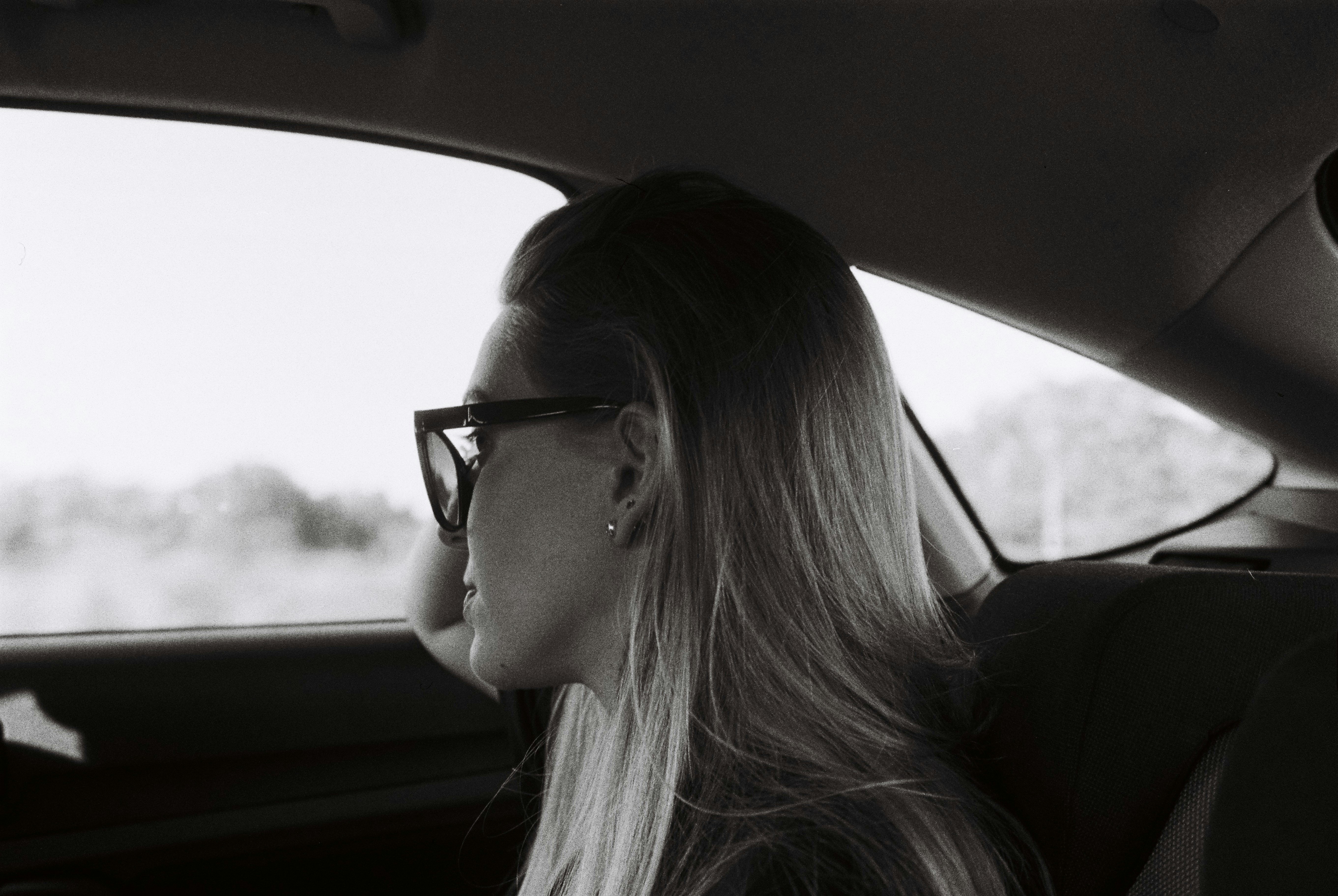 Une femme assise dans une voiture | Source : Unsplash