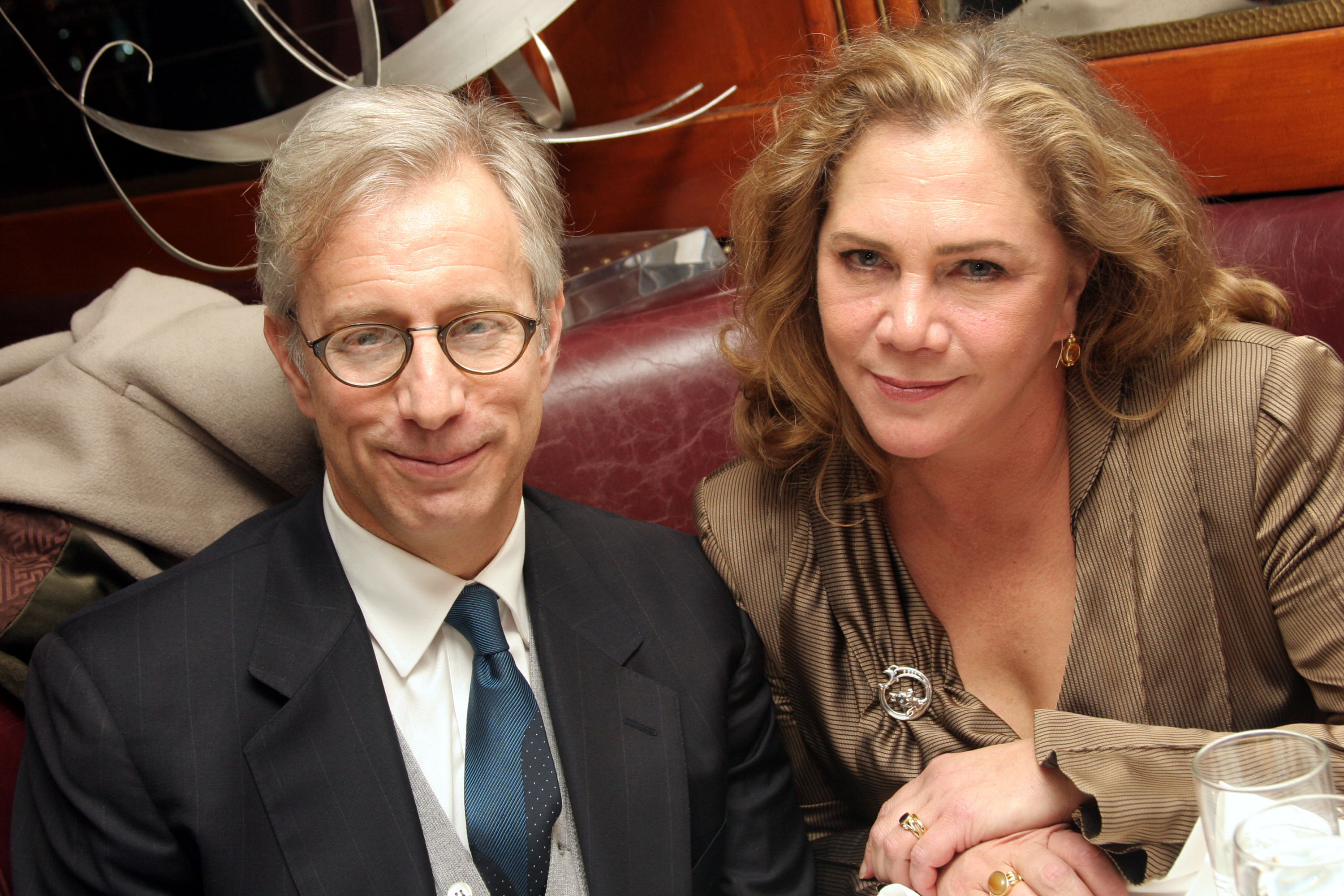 Jay Weiss et Kathleen Turner | Source : Getty Images
