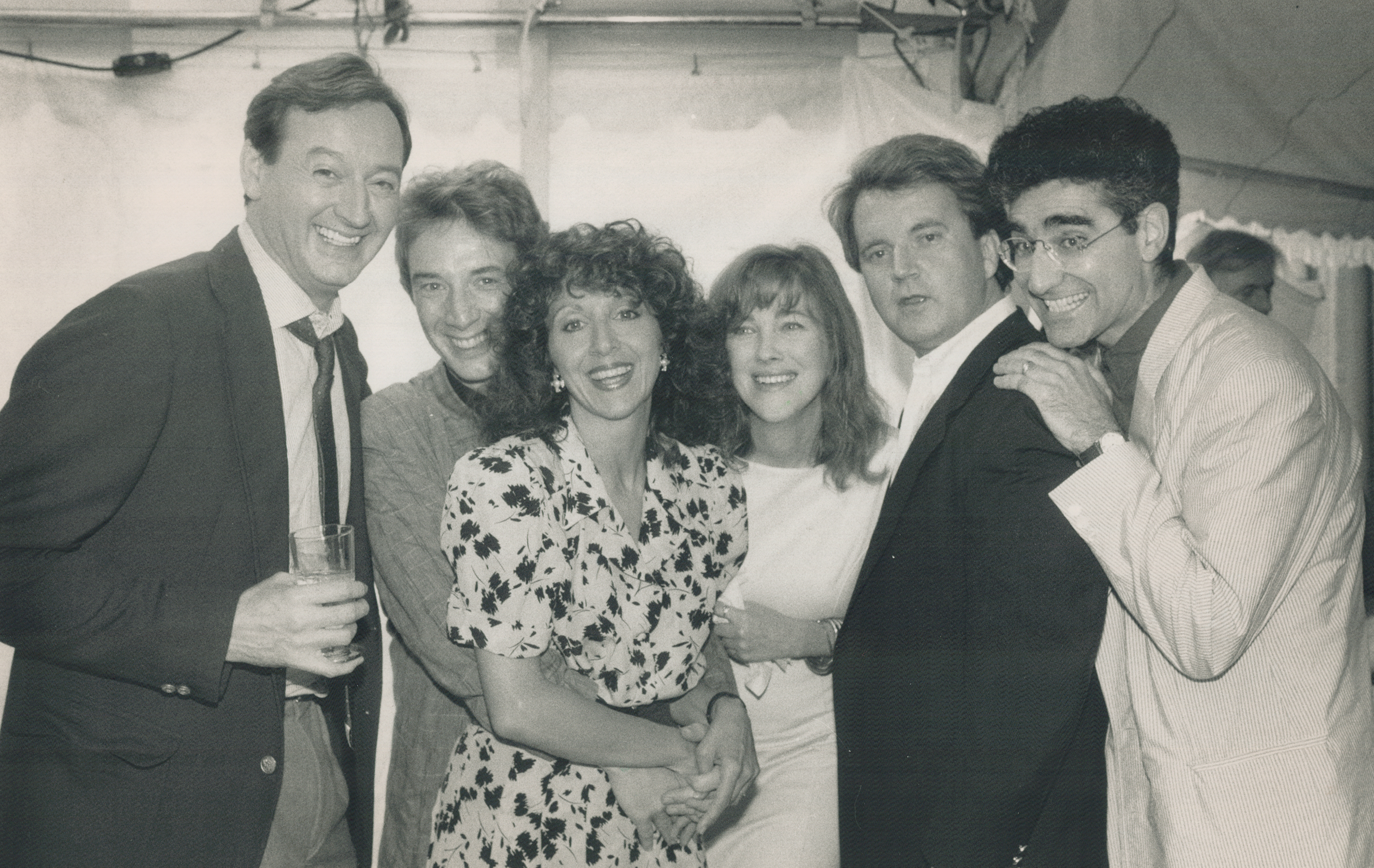 Joe Flaherty, Martin Short, Andrea Martin, Catherine O'Hara, Dave Thomas et Eugene Levy à l'Old Firehall le 28 août 1988, à Toronto, au Canada | Source : Getty Images
