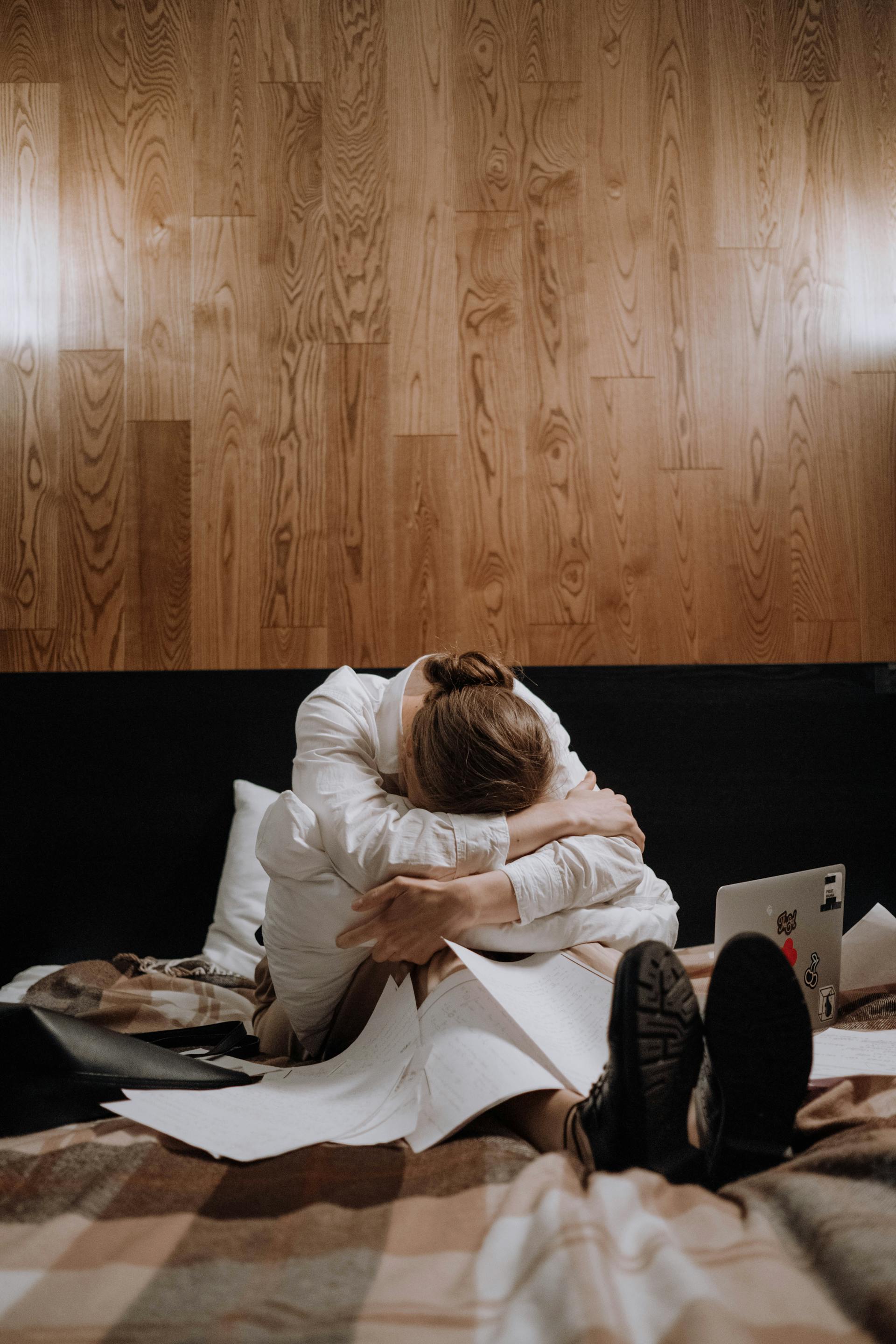 Une femme fatiguée assise sur le lit | Source : Pexels