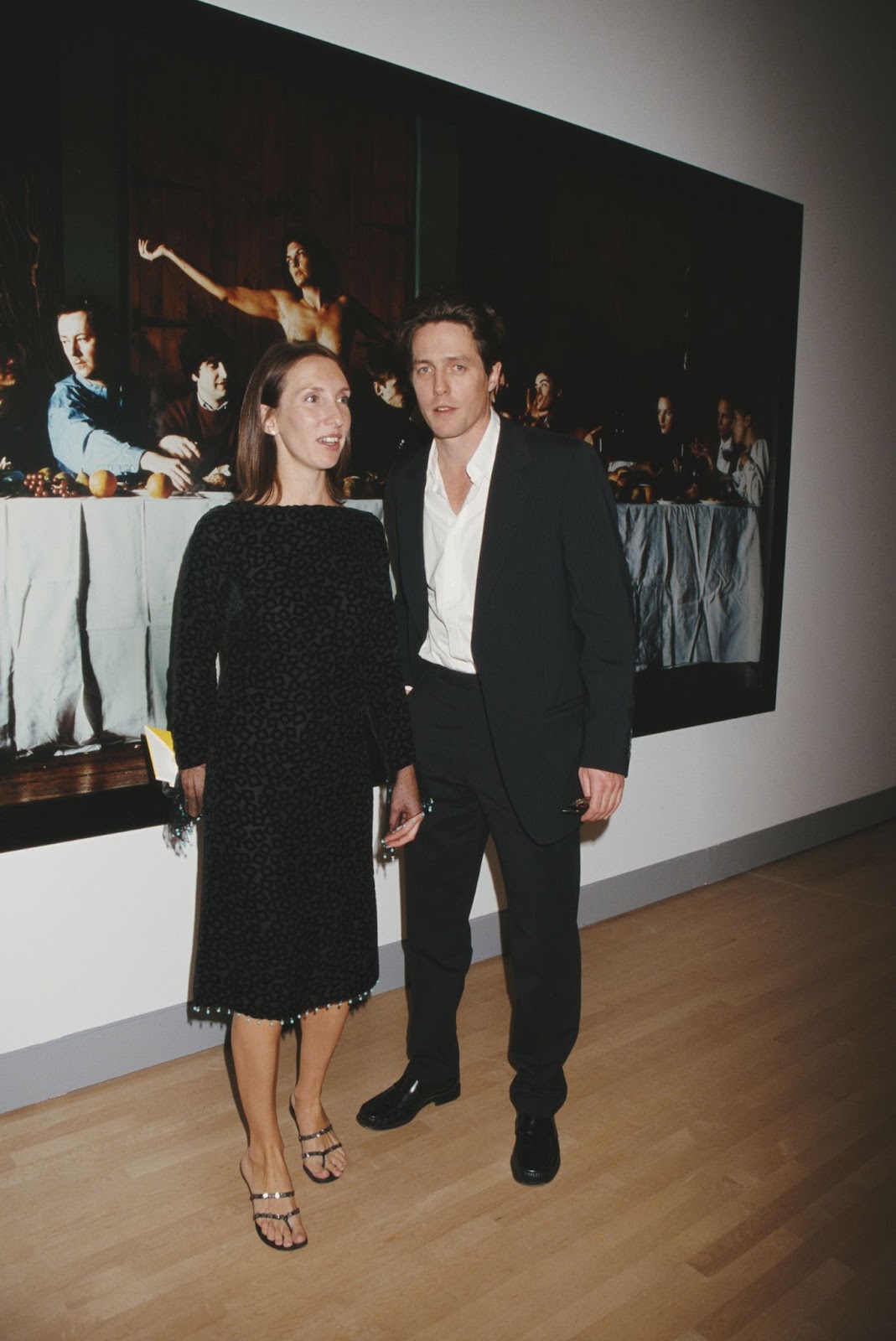 Sam Taylor et Hugh Grant à la soirée de bienfaisance et à l'avant-première de l'exposition « Sensation » à New York, vers 1999. | Source : Getty Images