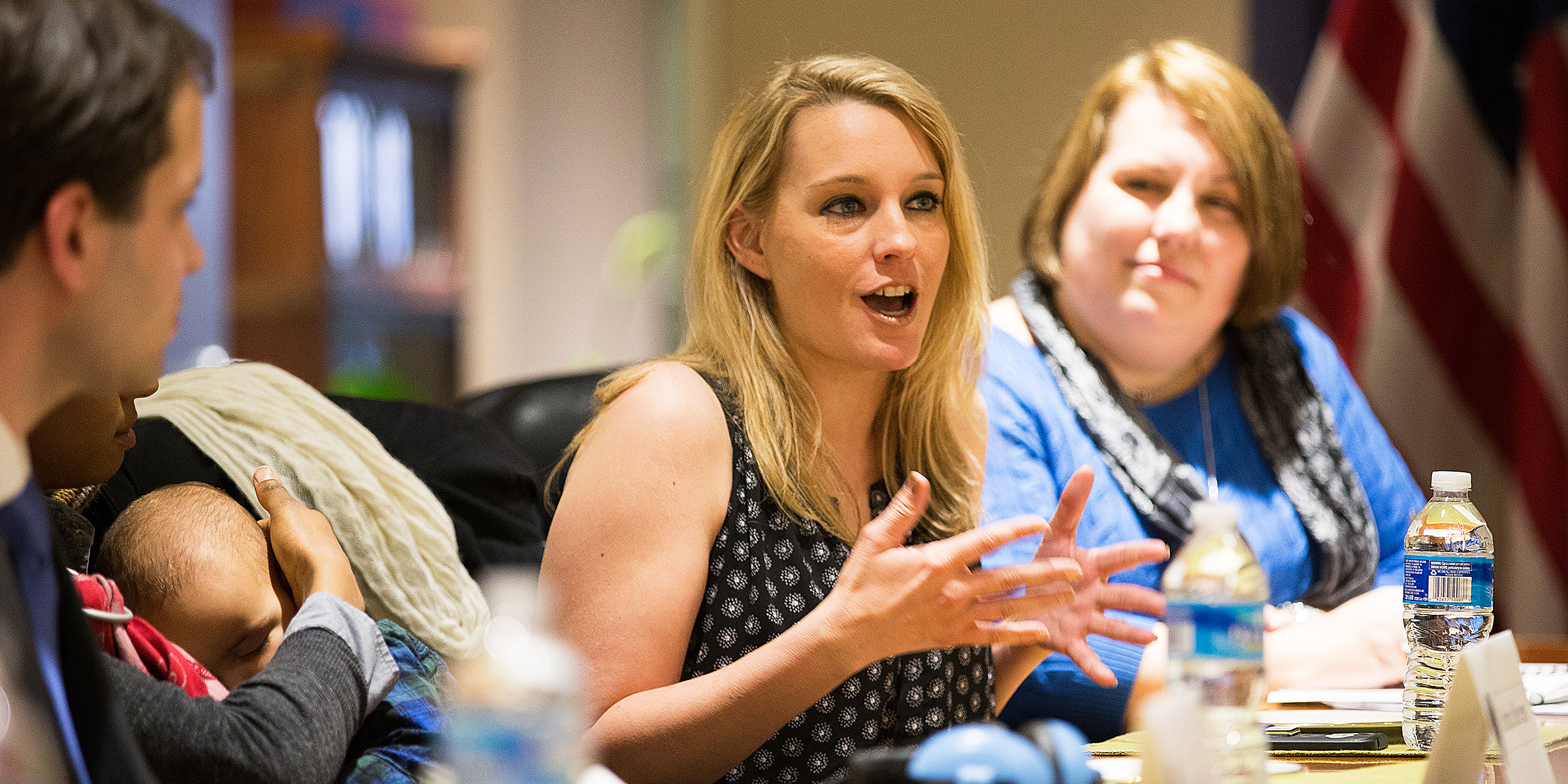 Une femme qui parle lors d'un événement familial | Source : Flickr