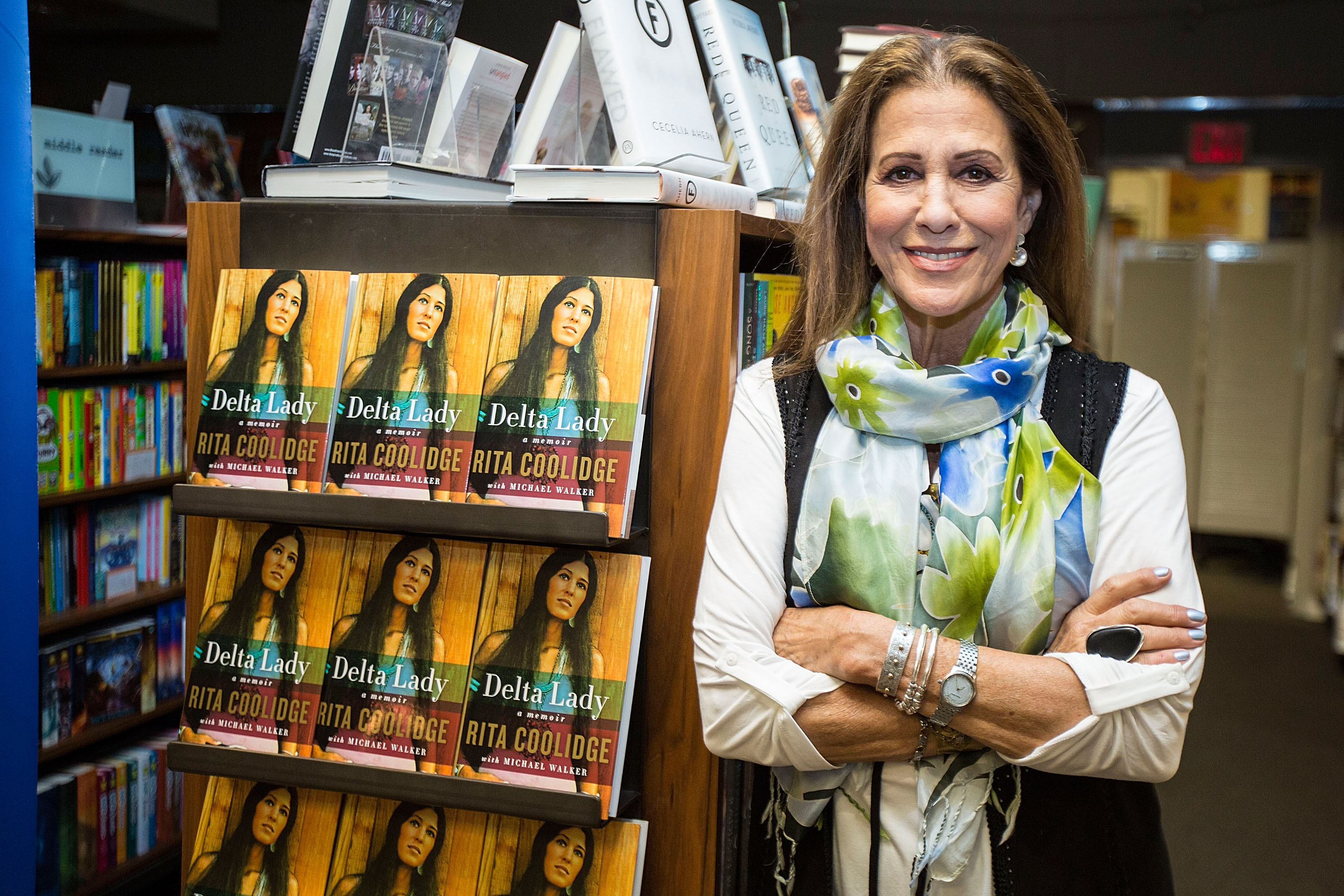 La compositrice posant avant la séance de dédicace de son livre « Delta Lady » chez Warwick's, le 13 avril 2016, à La Jolla, en Californie | Source : Getty Images
