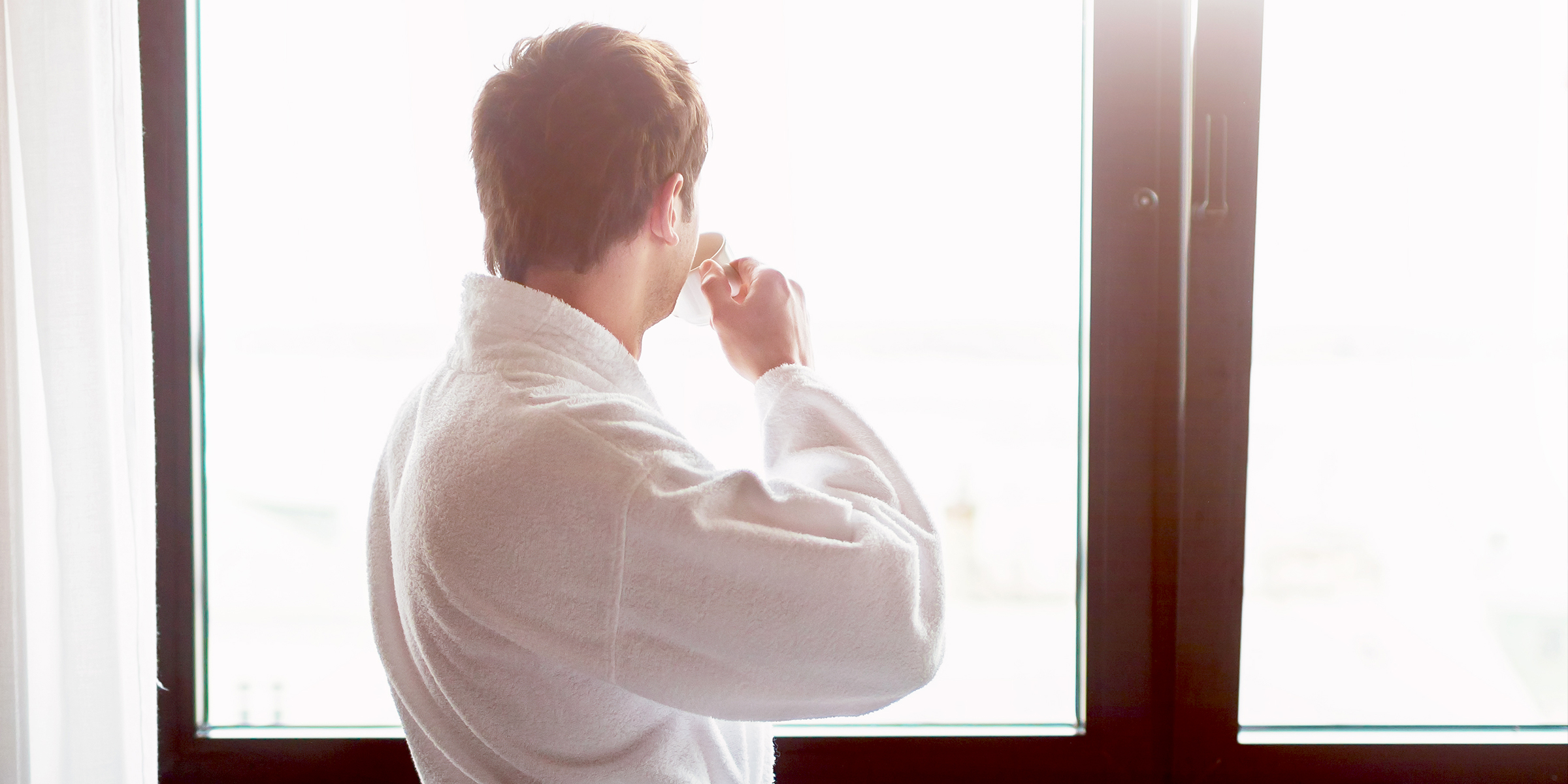 Un homme qui boit son café du matin | Source : Shutterstock
