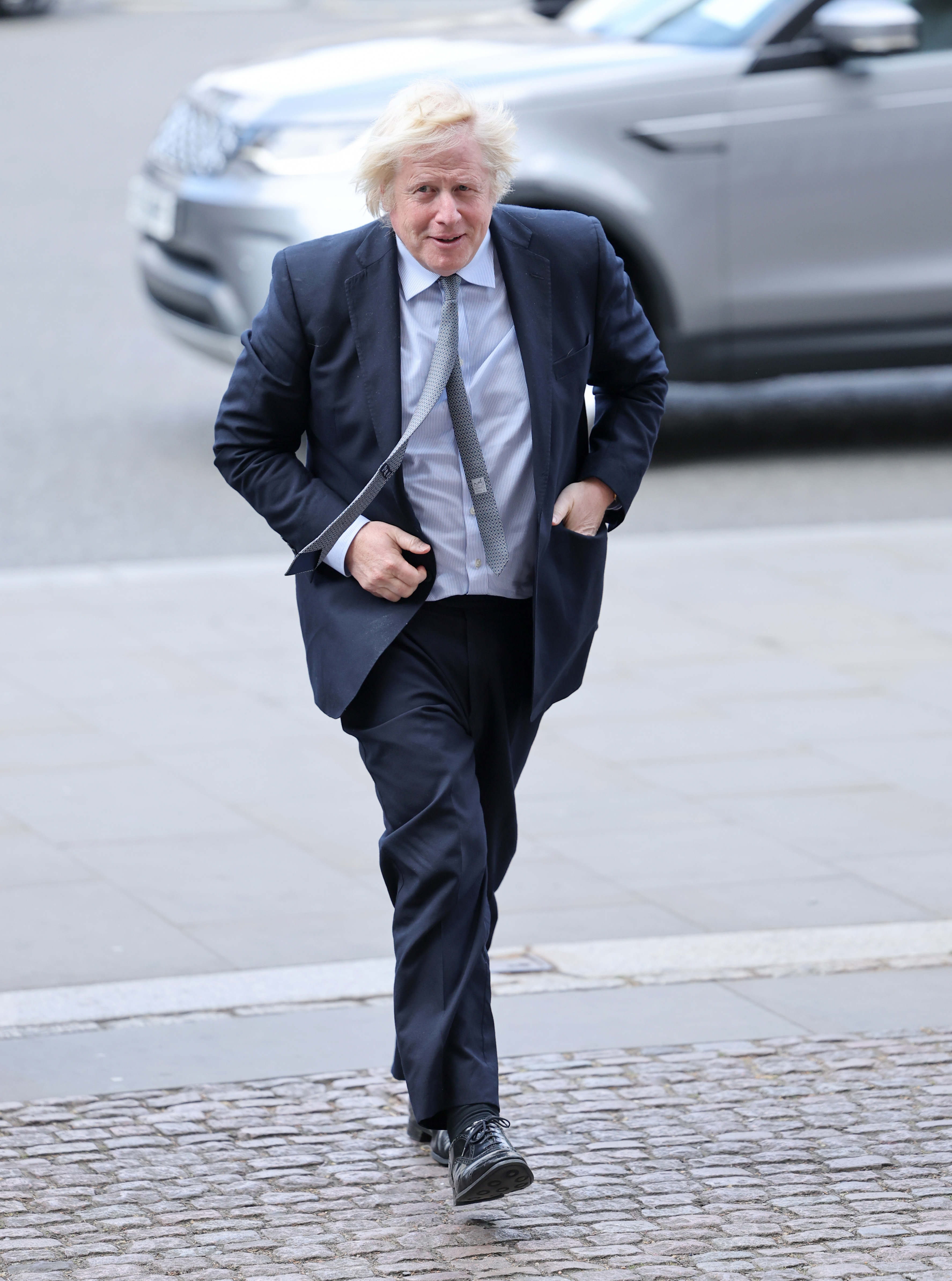 Boris Johnson assiste à la cérémonie de Thanksgiving marquant le 80e anniversaire du Jour de la Victoire en Europe à l'abbaye de Westminster à Londres, en Angleterre, le 8 mai 2025 | Source : Getty Images