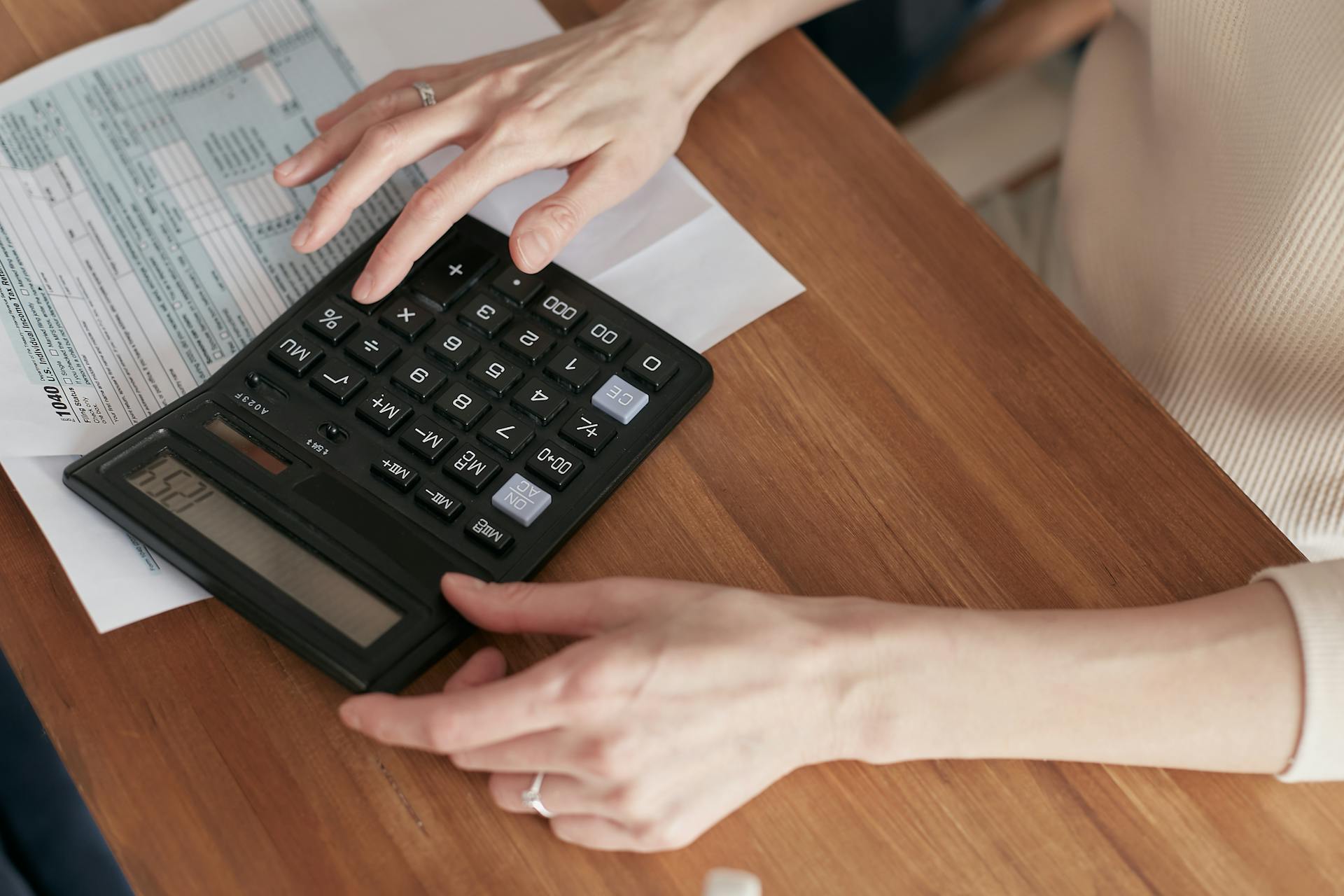 Een vrouw die een rekenmachine gebruikt | Bron: Pexels