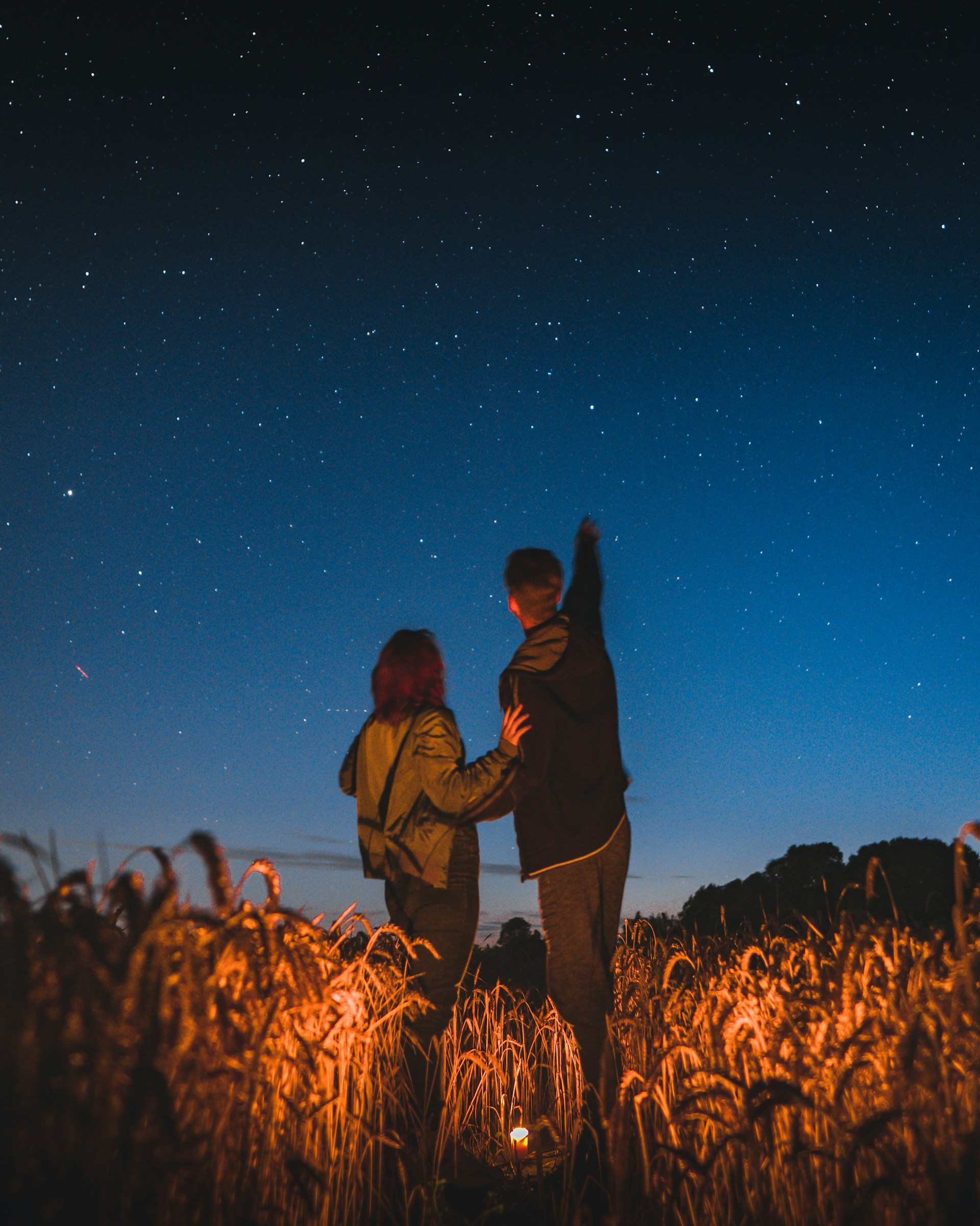 Un couple en train d'observer les étoiles | Source : Unsplash