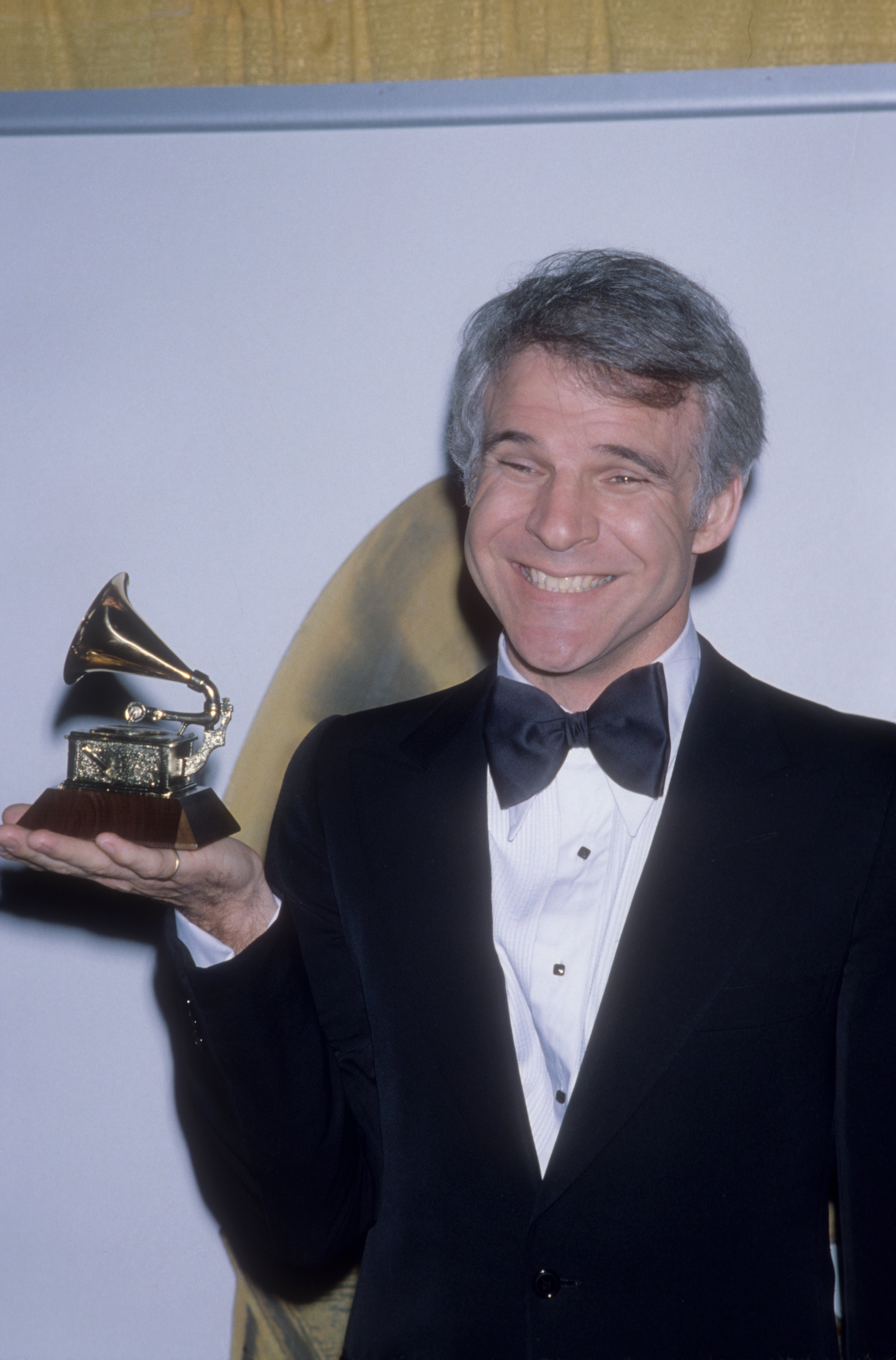 Steve Martin tenant son Grammy Award à Los Angeles, photographié lors d'une séance avec la presse | Source : Getty Images