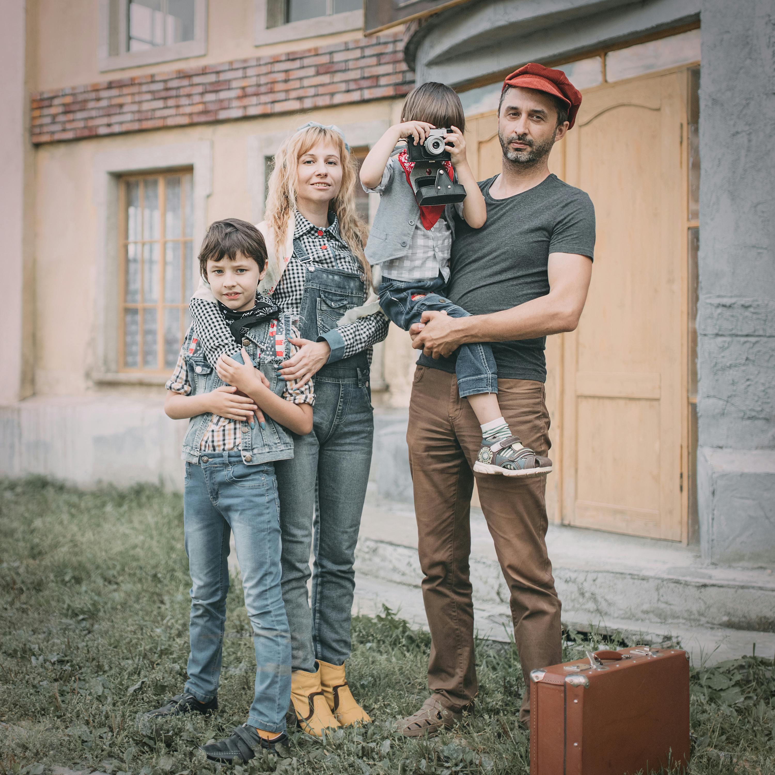 Un couple photographié avec ses enfants | Source : Pexels
