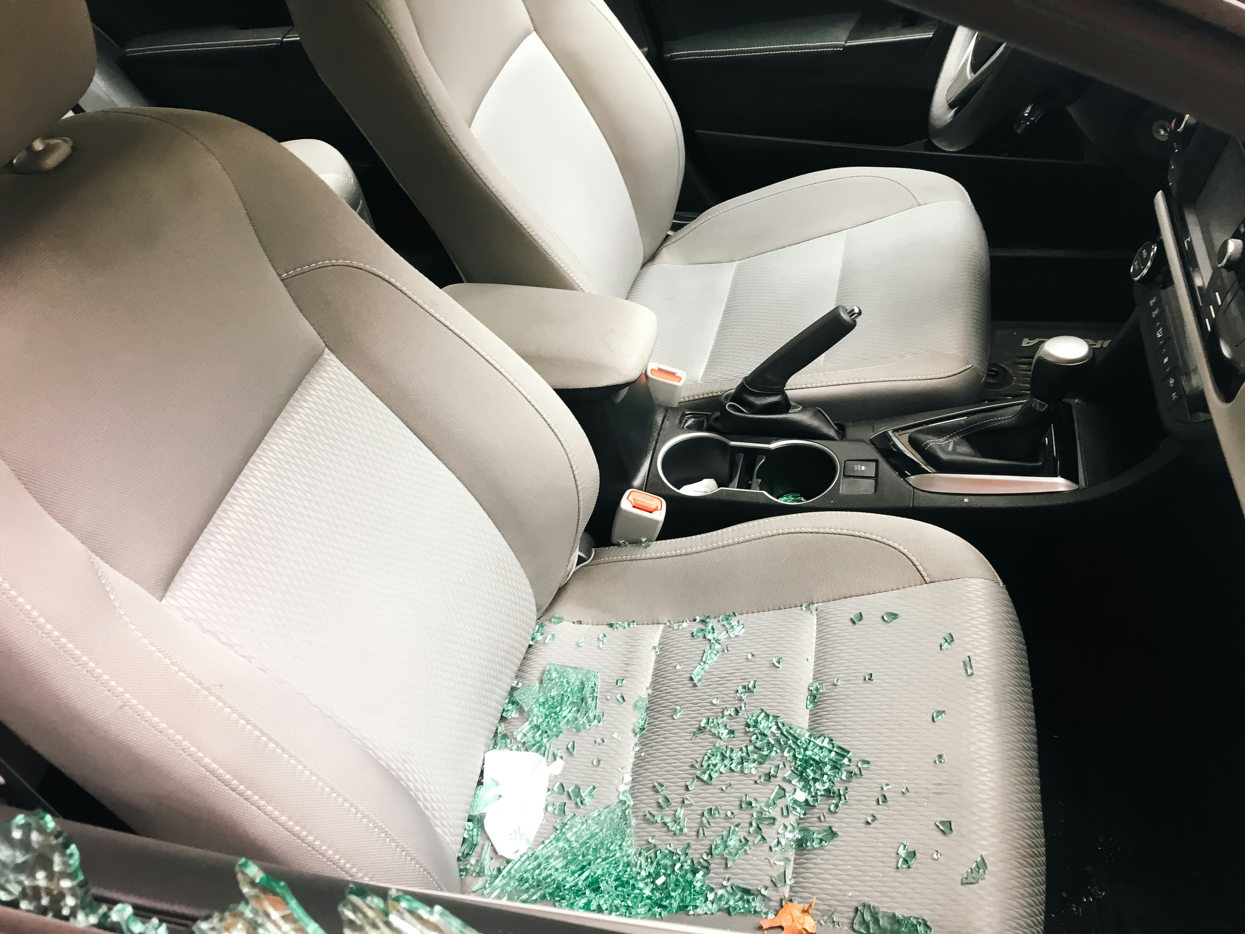 Éclats de verre d'une fenêtre sur un siège de voiture | Source : Unsplash