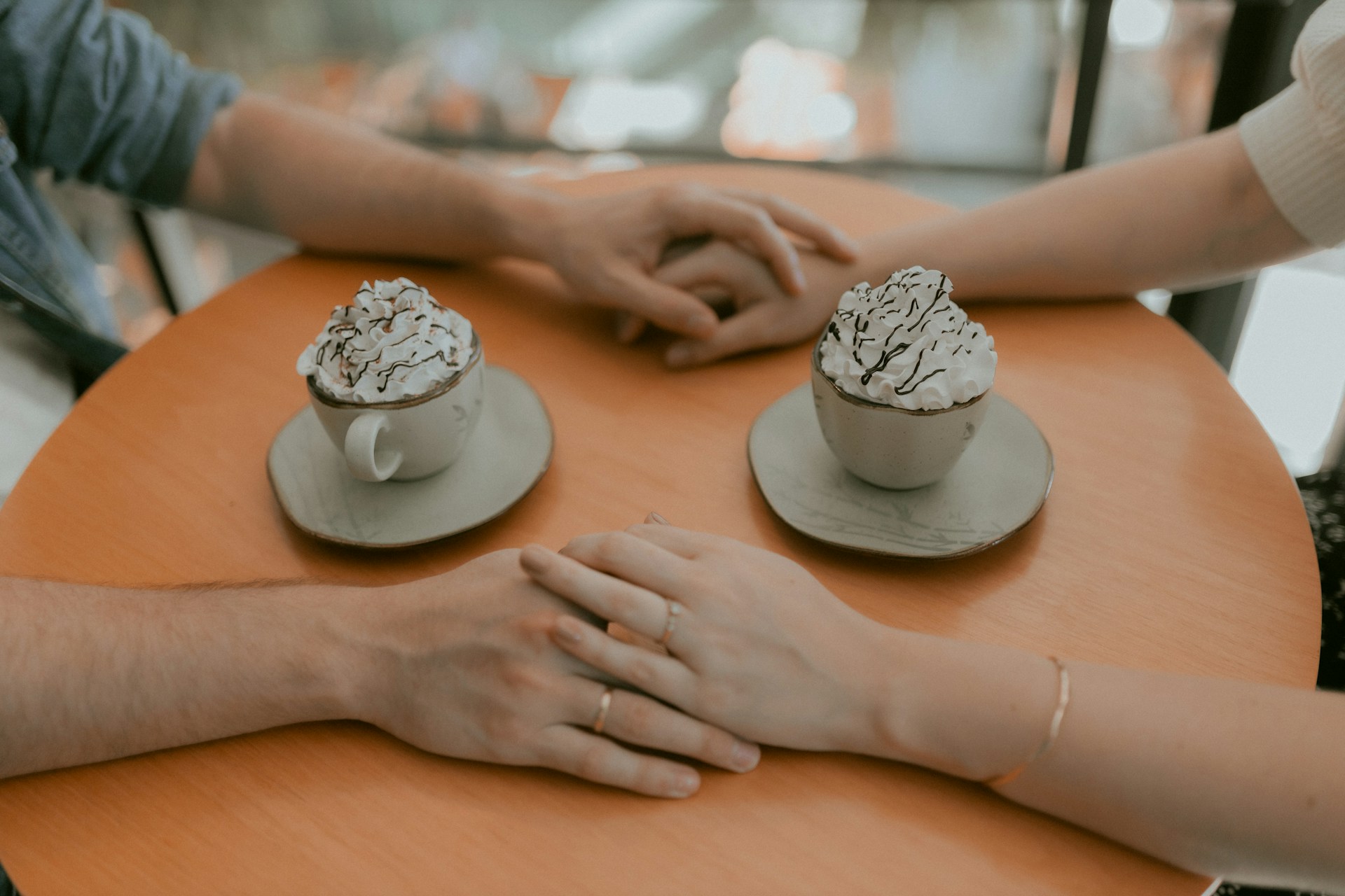 Un couple se tenant par la main | Source : Unsplash