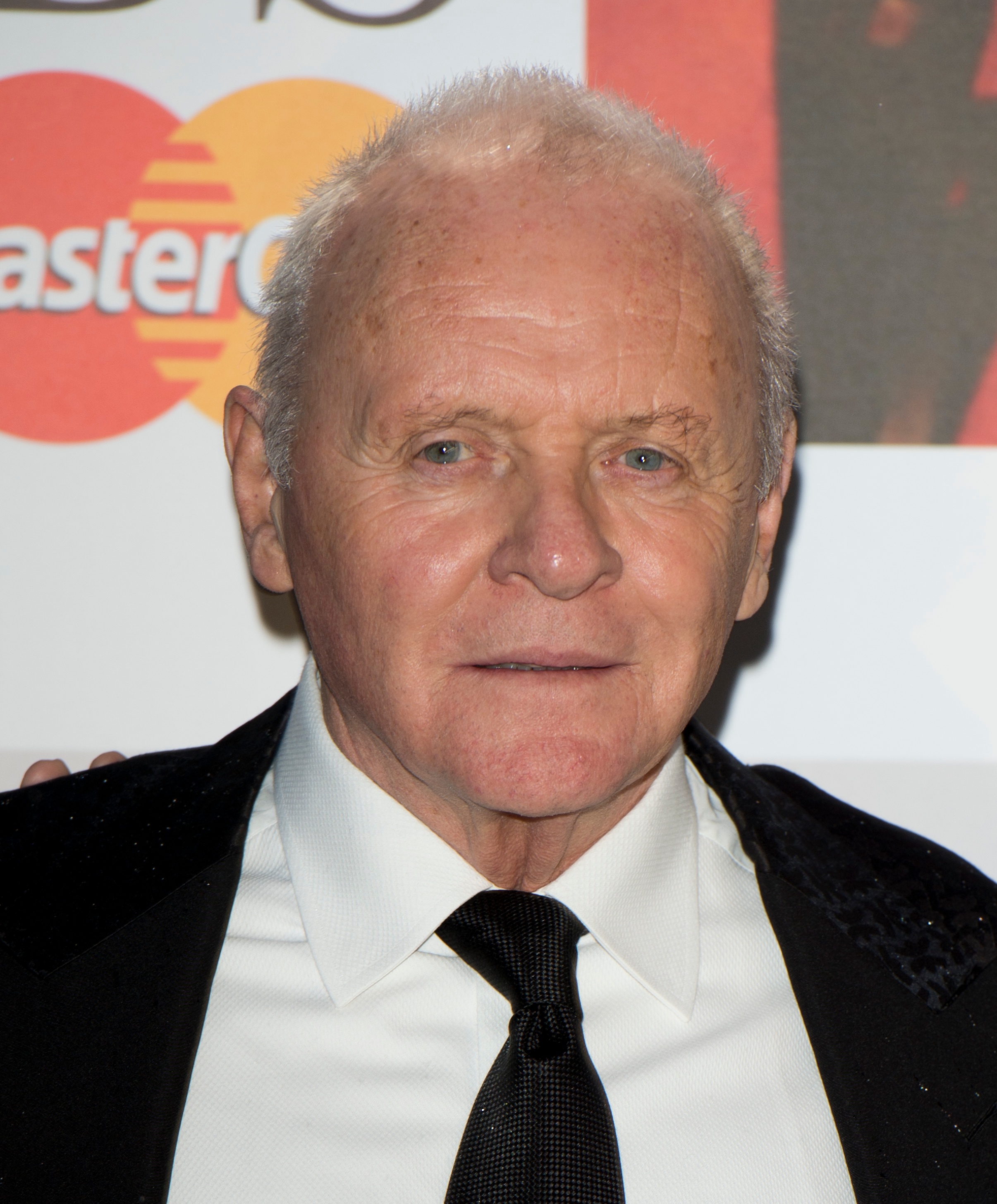 Anthony Hopkins assiste aux Classic Brit Awards, rayonnant d'une élégance intemporelle et d'une confiance tranquille. Vêtu d'une chemise blanche impeccable, d'une cravate noire et d'une veste bordée de velours, il dégage une finesse discrète. Son expression posée reflète à la fois sa profondeur artistique et sa présence durable dans le monde du spectacle.